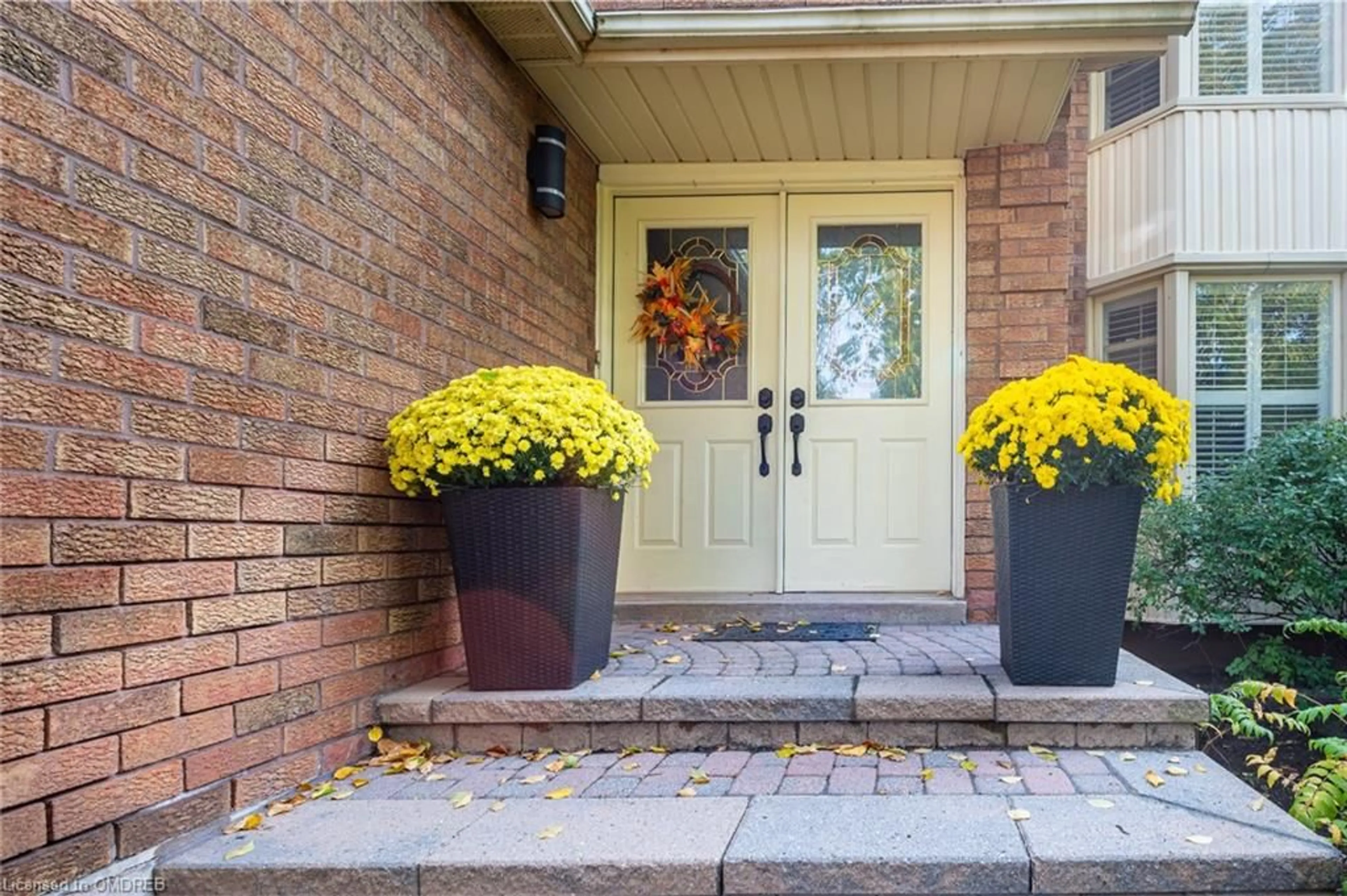 Indoor entryway, wood floors for 2058 Grand Blvd, Oakville Ontario L6H 4X9