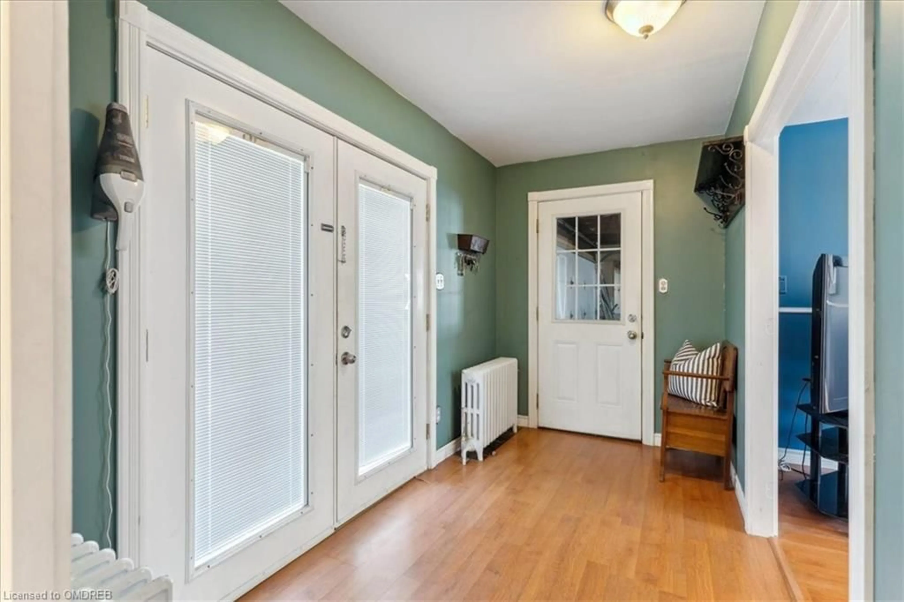 Indoor entryway, wood floors for 2076 Churchill Ave, Burlington Ontario L7R 3T7