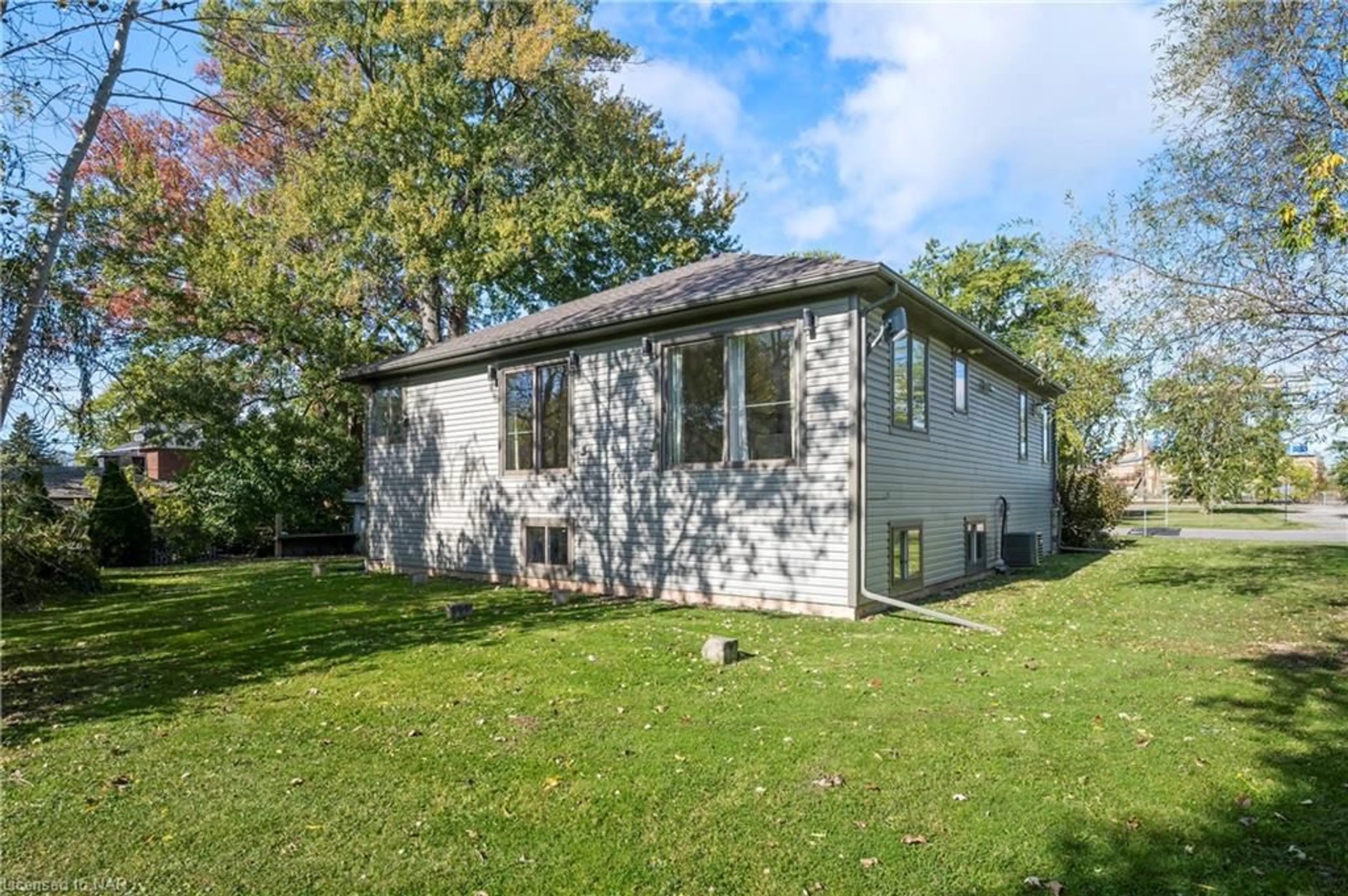 Frontside or backside of a home, cottage for 4032 Chippawa Pky, Niagara Falls Ontario L2G 6E4