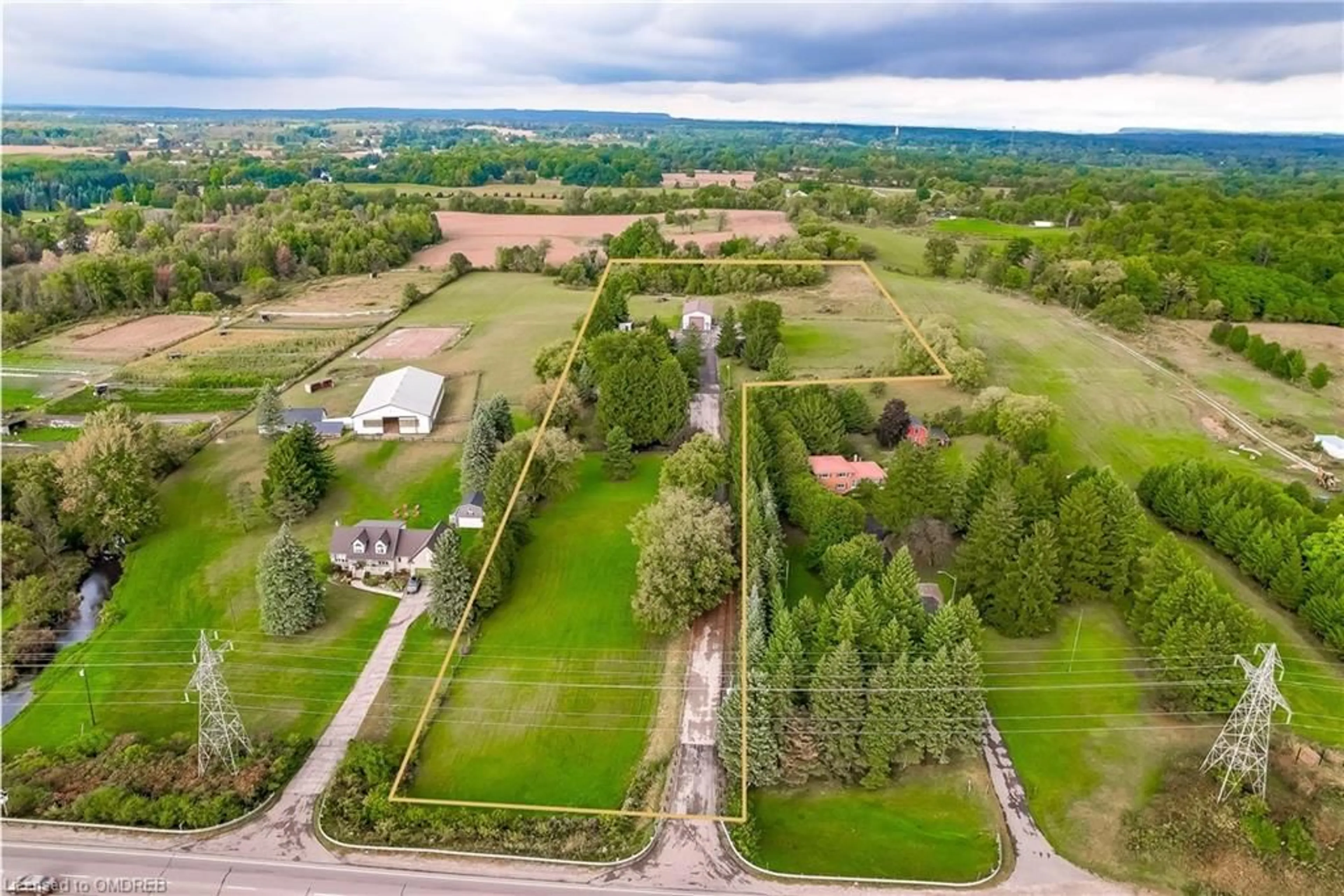 A pic from exterior of the house or condo, the fenced backyard for 1602 Highway 6, Carlisle Ontario L8N 2Z7