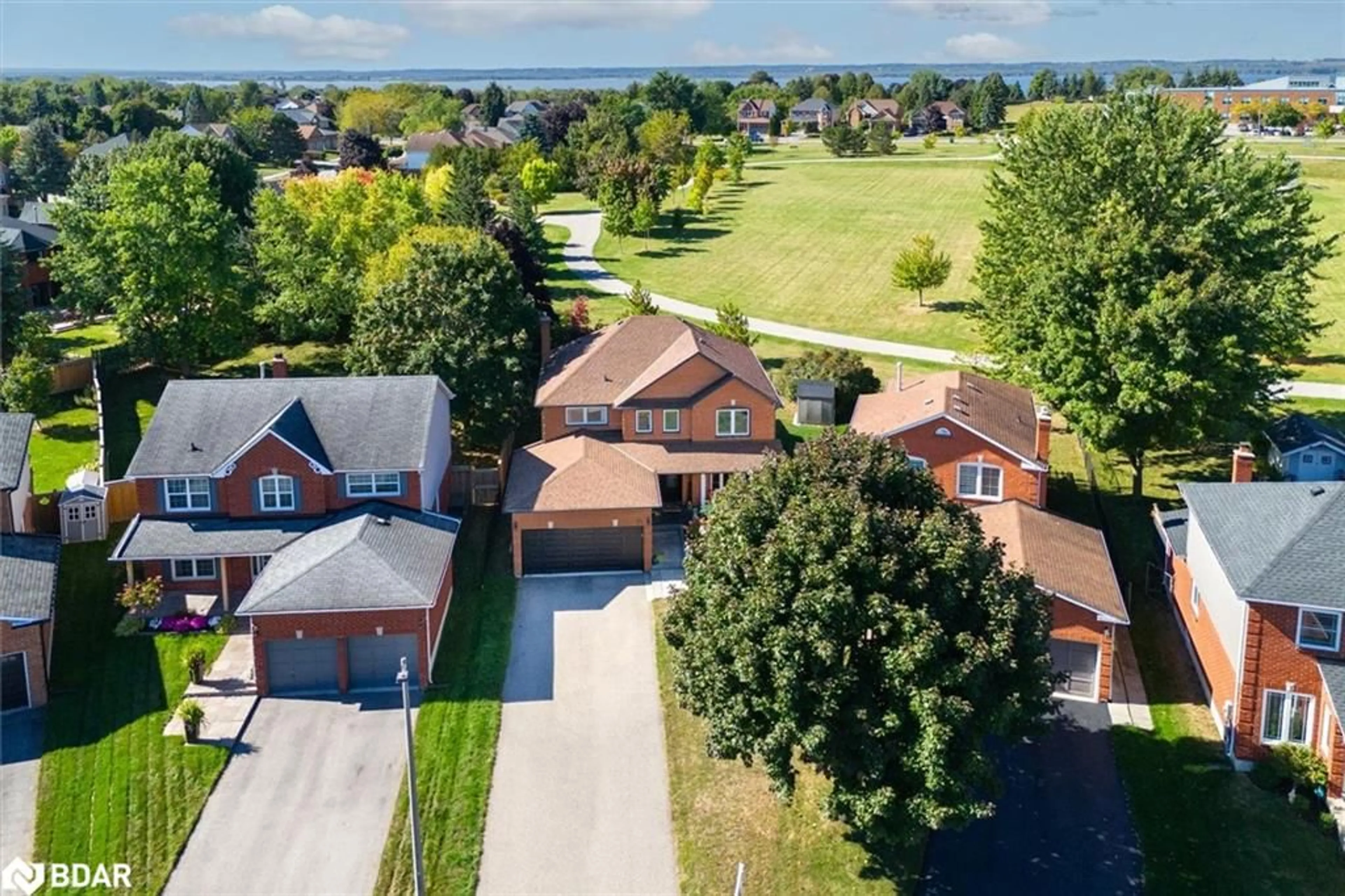 A pic from exterior of the house or condo, the street view for 26 Doon Cres, Keswick Ontario L4P 3P8