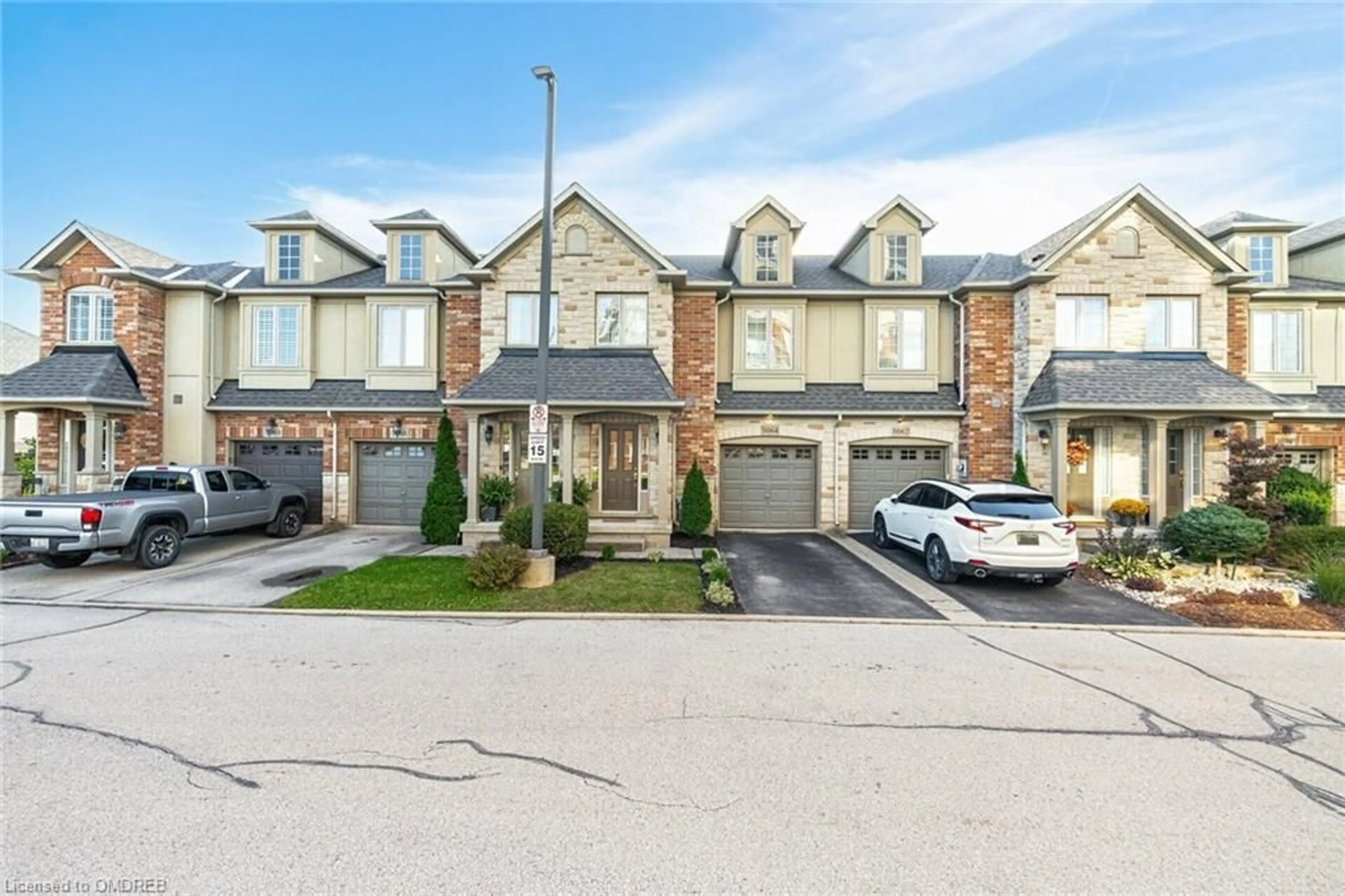 A pic from exterior of the house or condo, the street view for 5064 Mercer Common, Burlington Ontario L7L 0A4