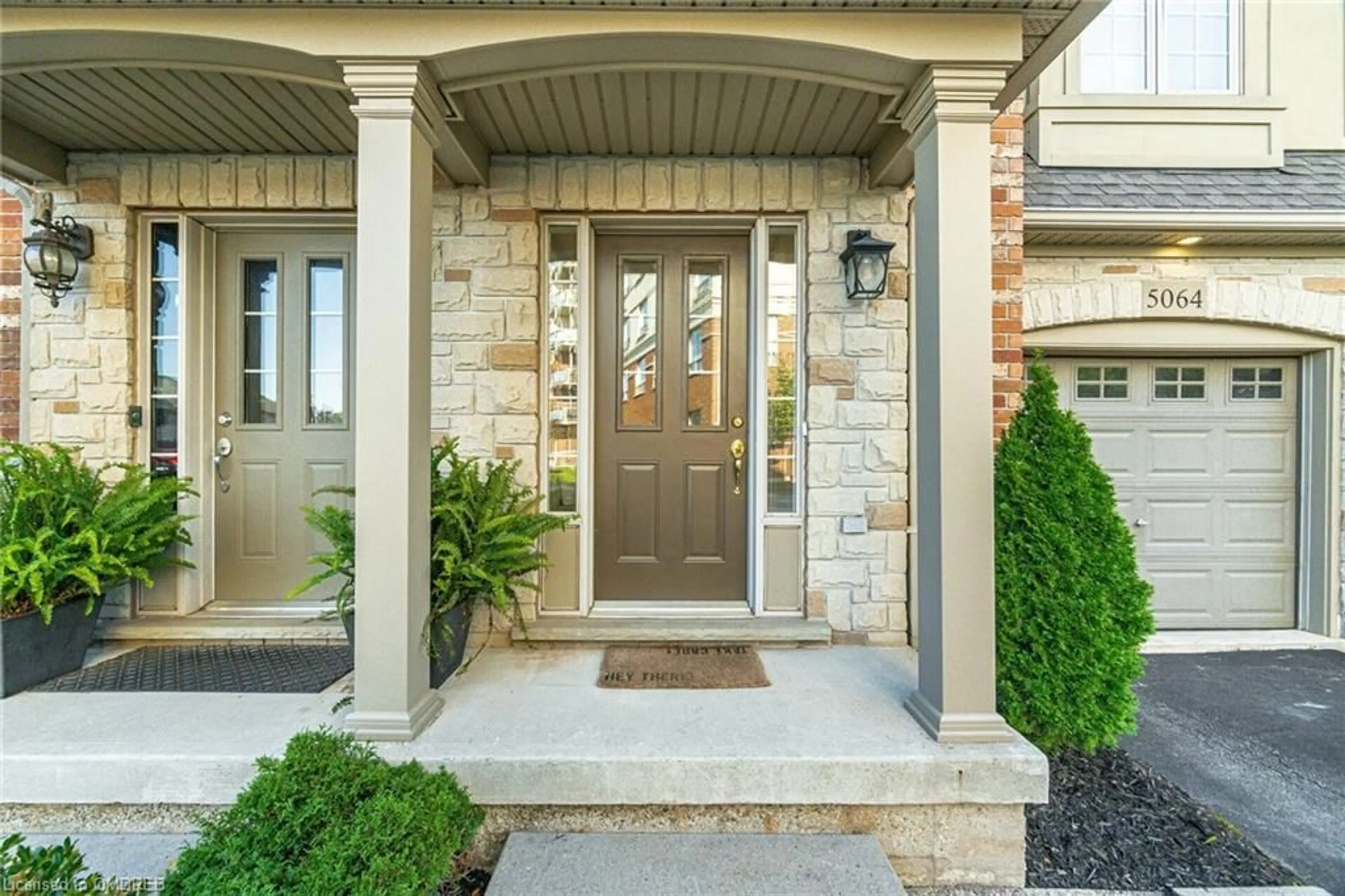 Indoor entryway, wood floors for 5064 Mercer Common, Burlington Ontario L7L 0A4