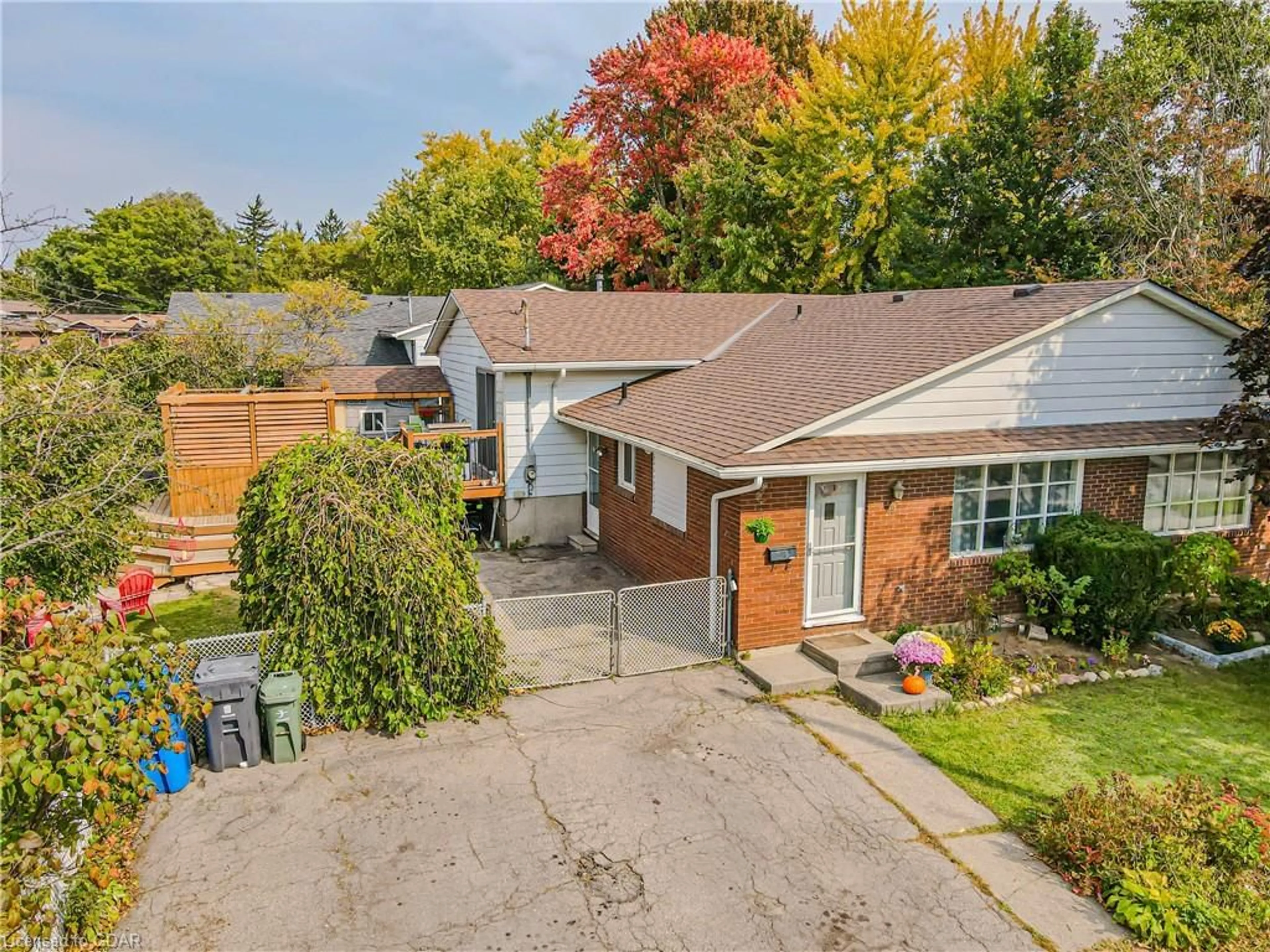 Frontside or backside of a home, cottage for 39 Inverness Dr, Guelph Ontario N1E 3M1