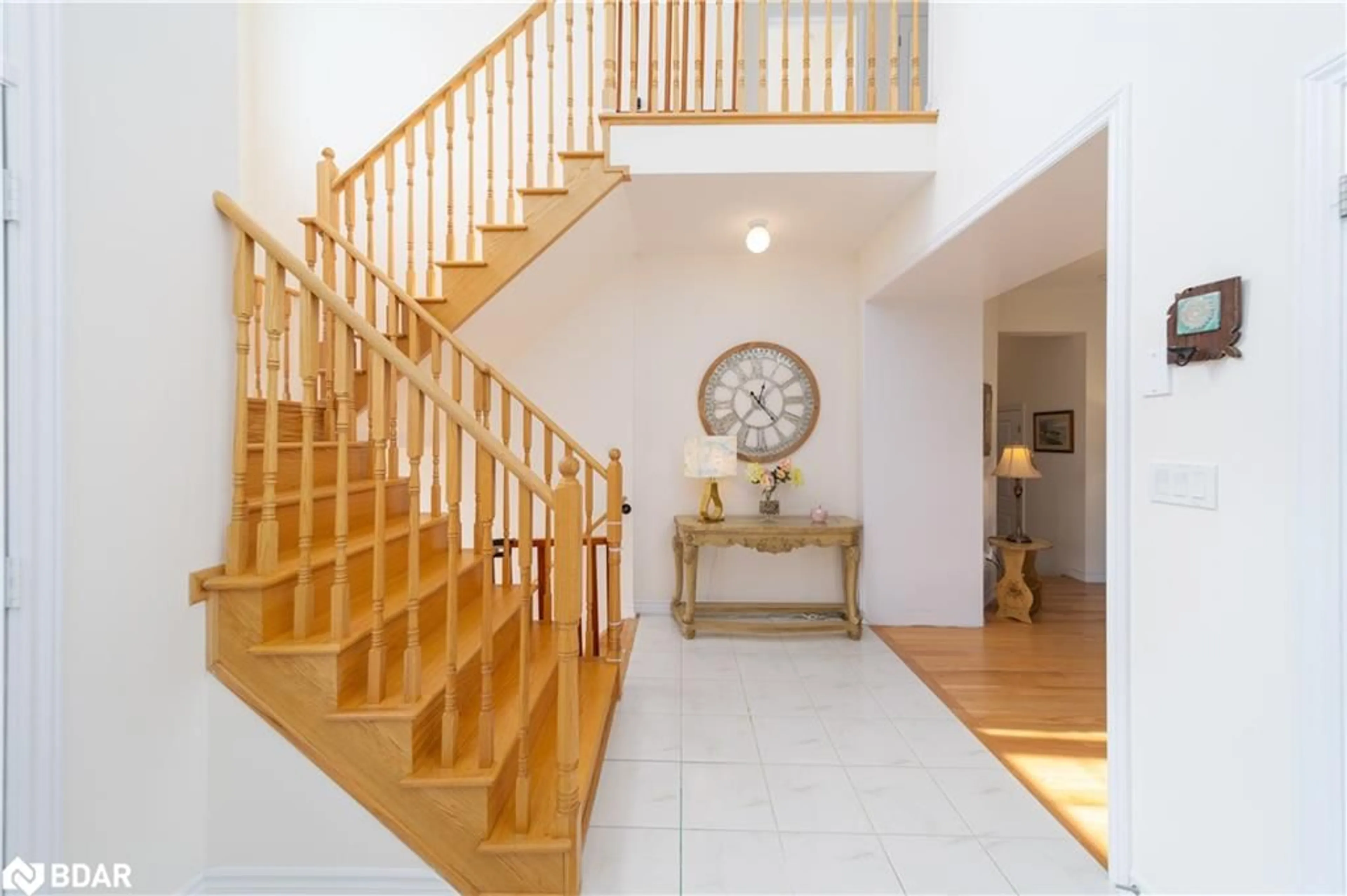 Indoor foyer, wood floors for 1002 Larter St, Innisfil Ontario L9S 0N4