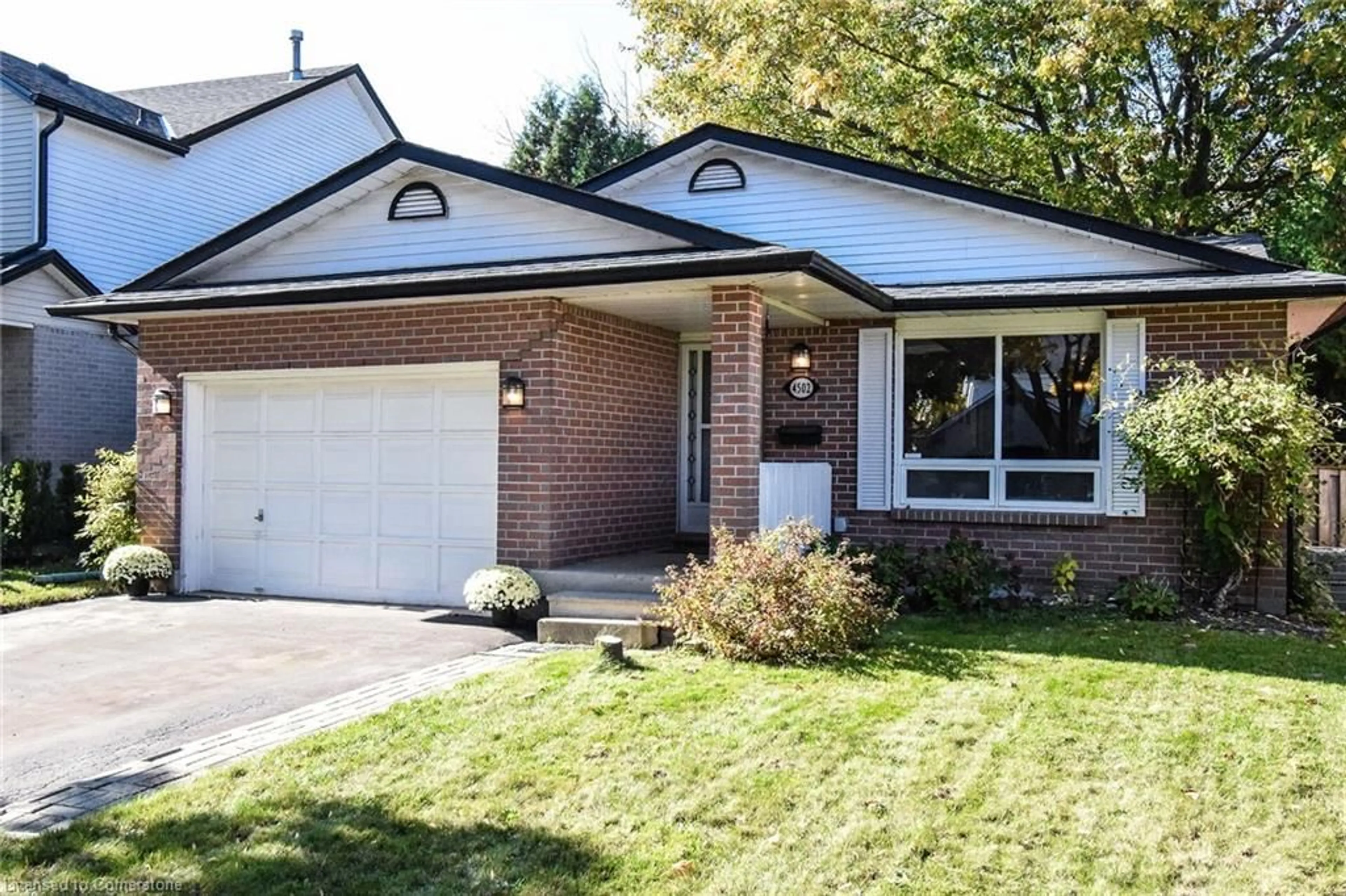 Home with brick exterior material for 4502 Cedarbrook Lane, Beamsville Ontario L3J 0B1