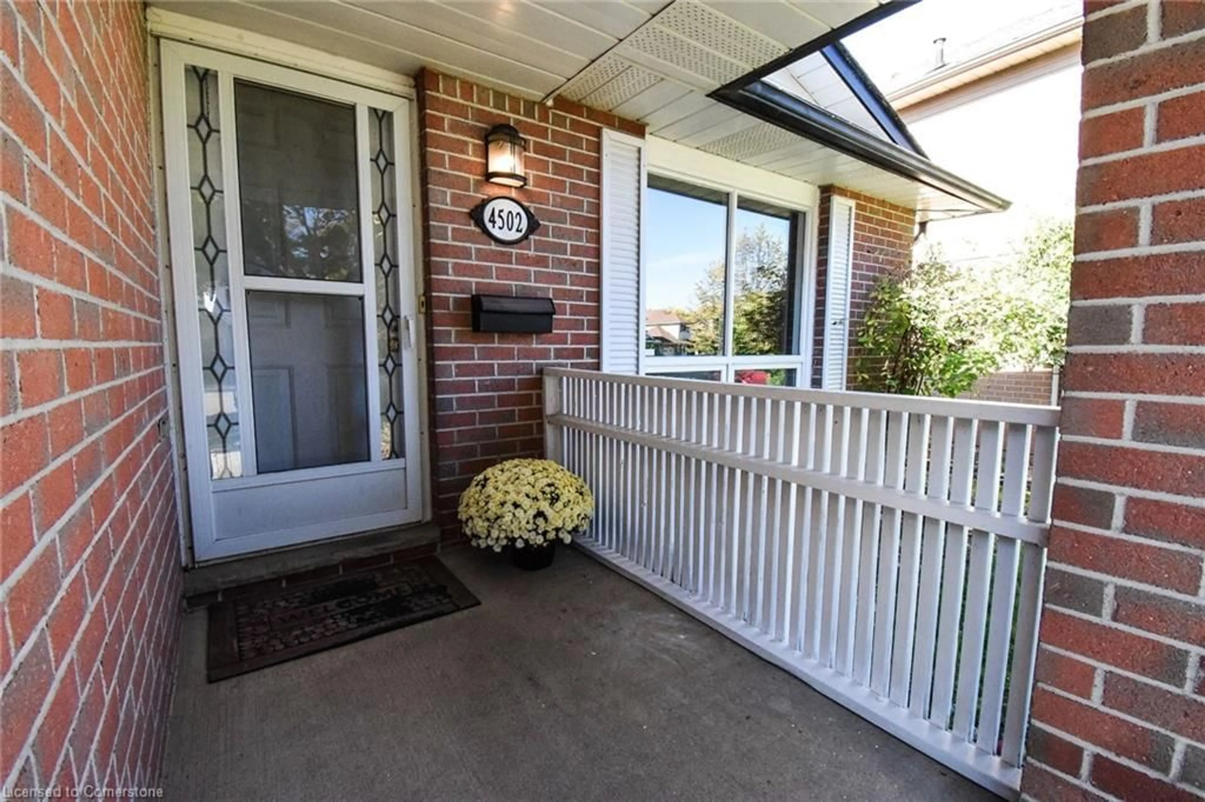 Indoor entryway, wood floors for 4502 Cedarbrook Lane, Beamsville Ontario L3J 0B1