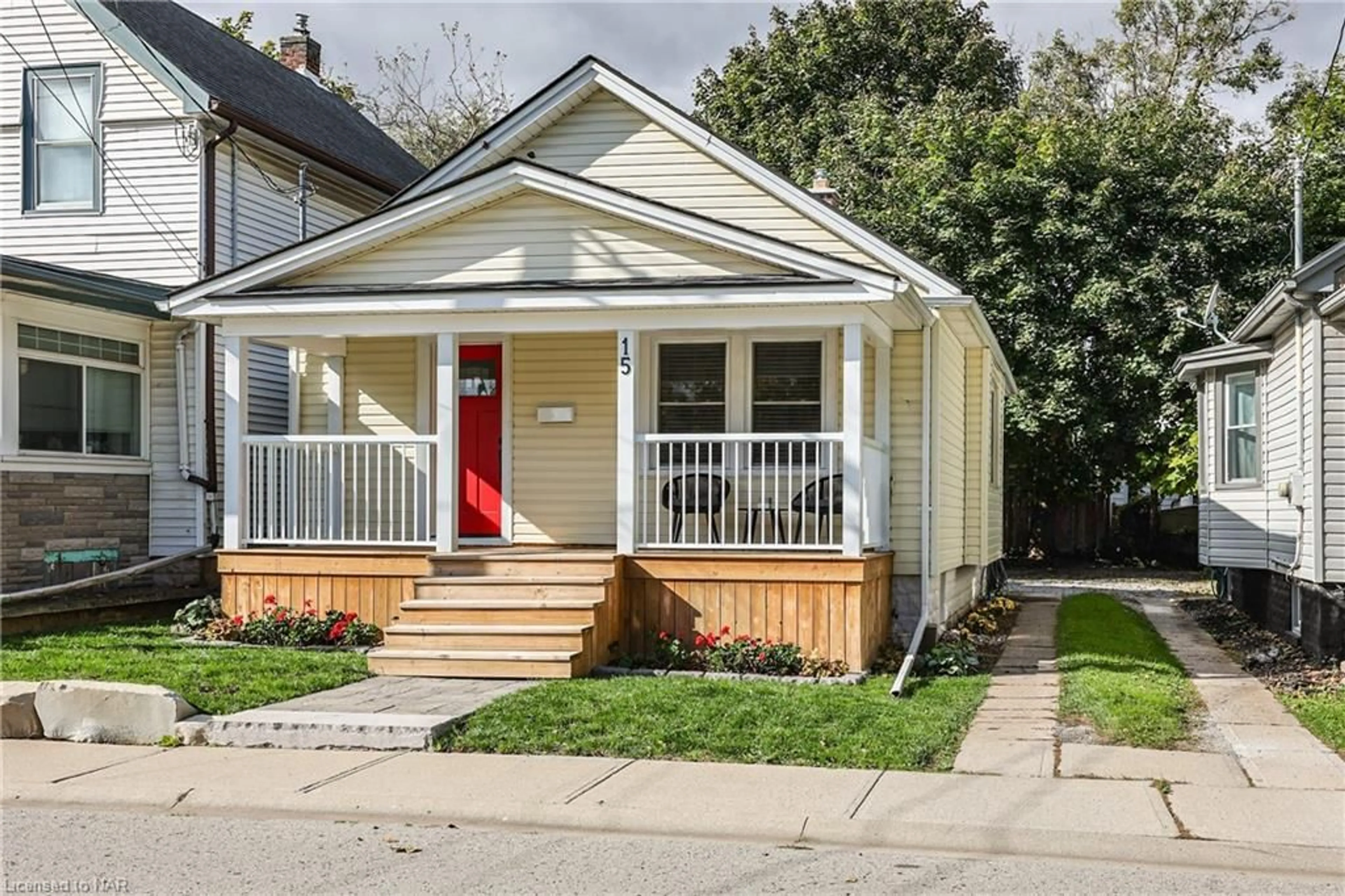 Frontside or backside of a home, cottage for 15 Jones St, St. Catharines Ontario L2R 6A8