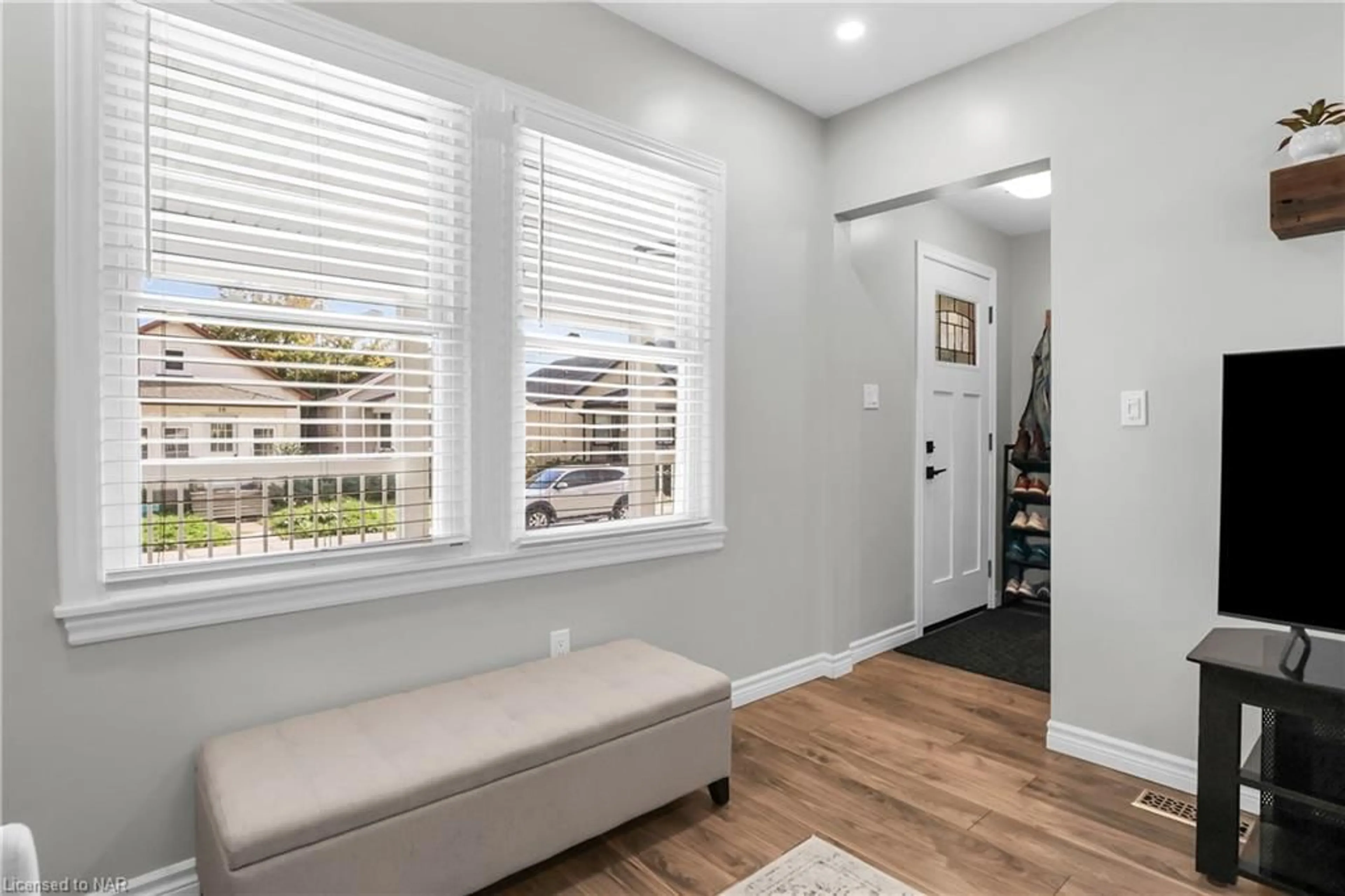 Indoor entryway, wood floors for 15 Jones St, St. Catharines Ontario L2R 6A8