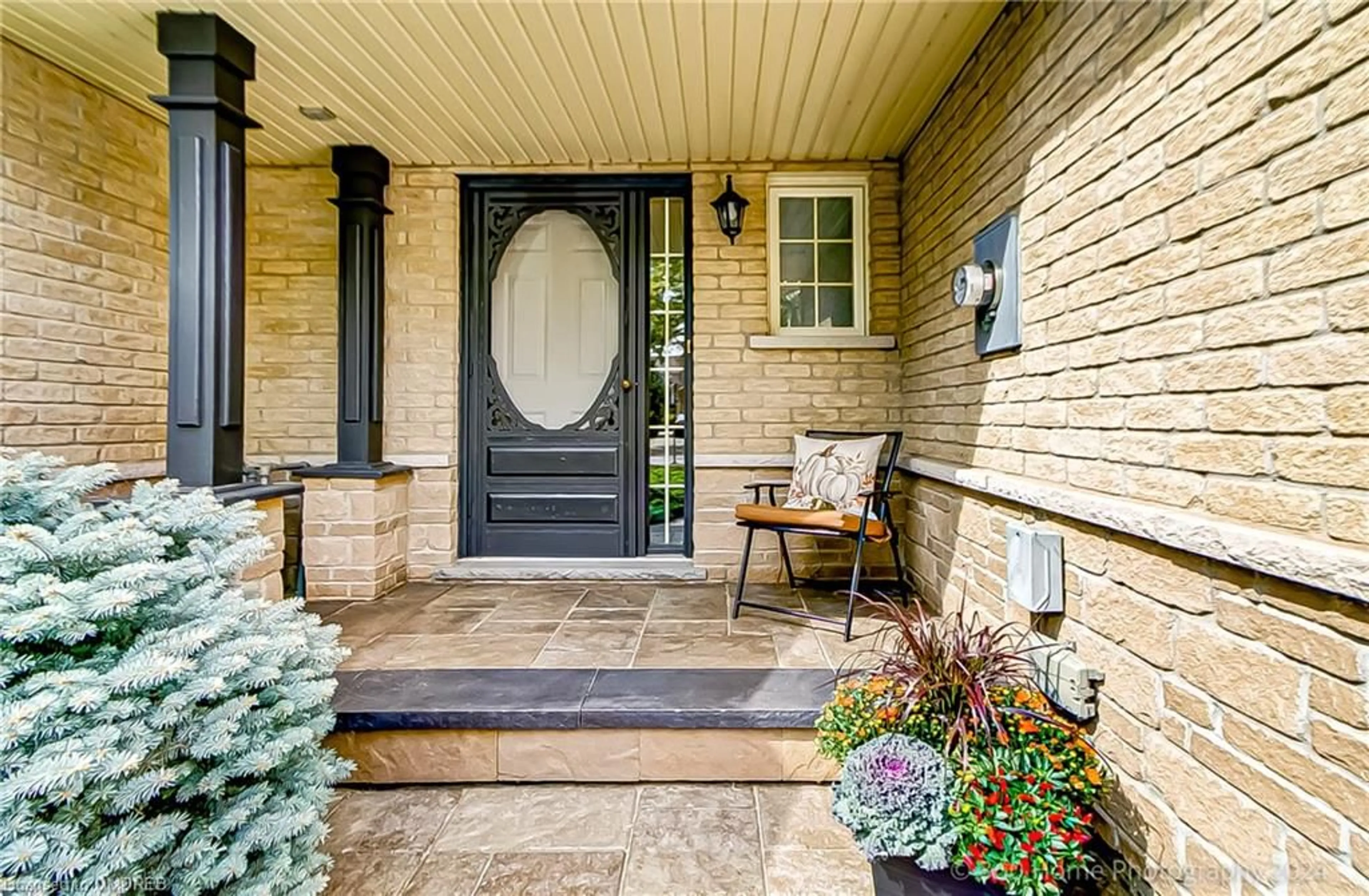 Indoor entryway, wood floors for 4115 Foxwood Dr, Burlington Ontario L7M 4L3