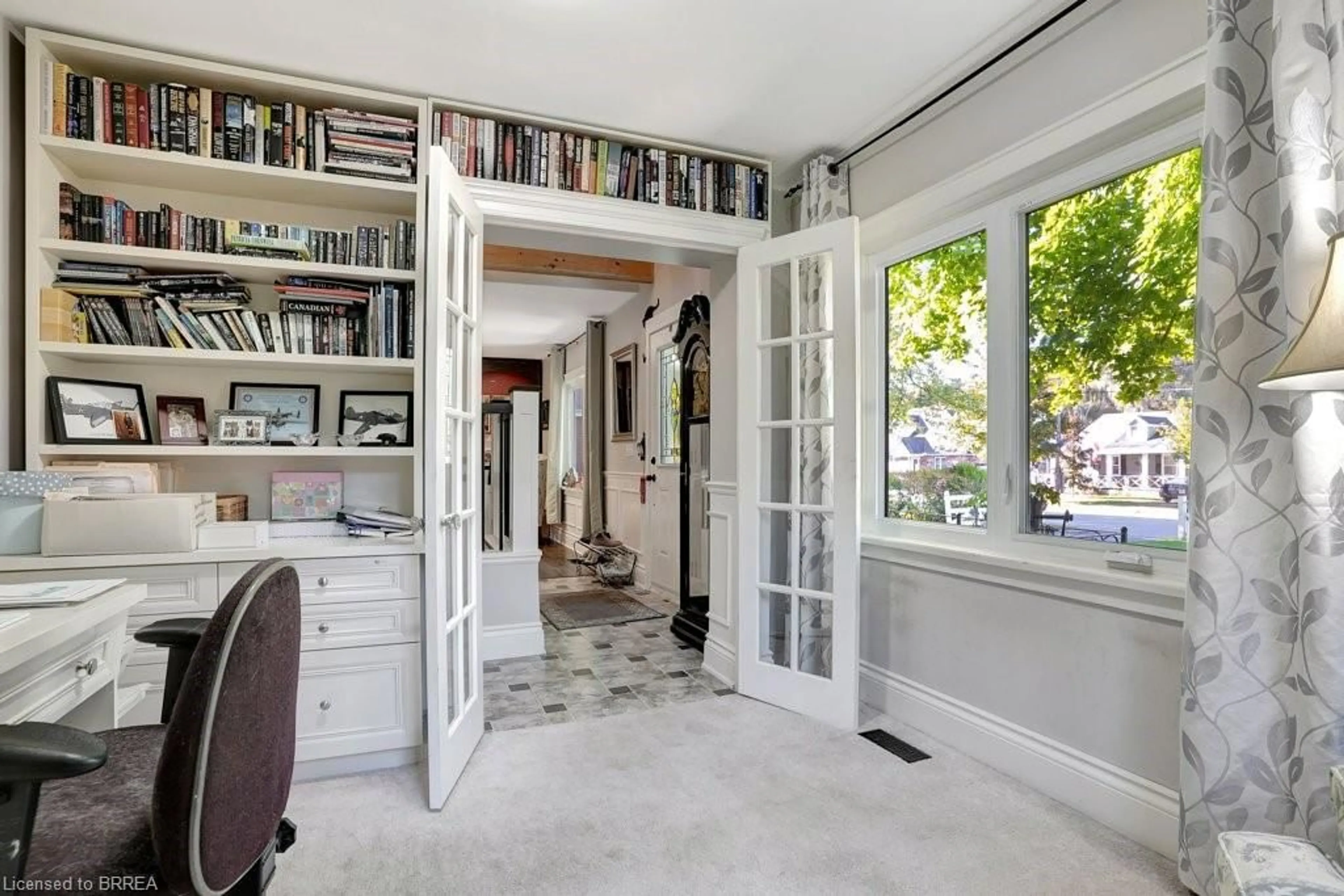 Indoor entryway, wood floors for 41 Locks Rd, Brantford Ontario N3S 6Z1