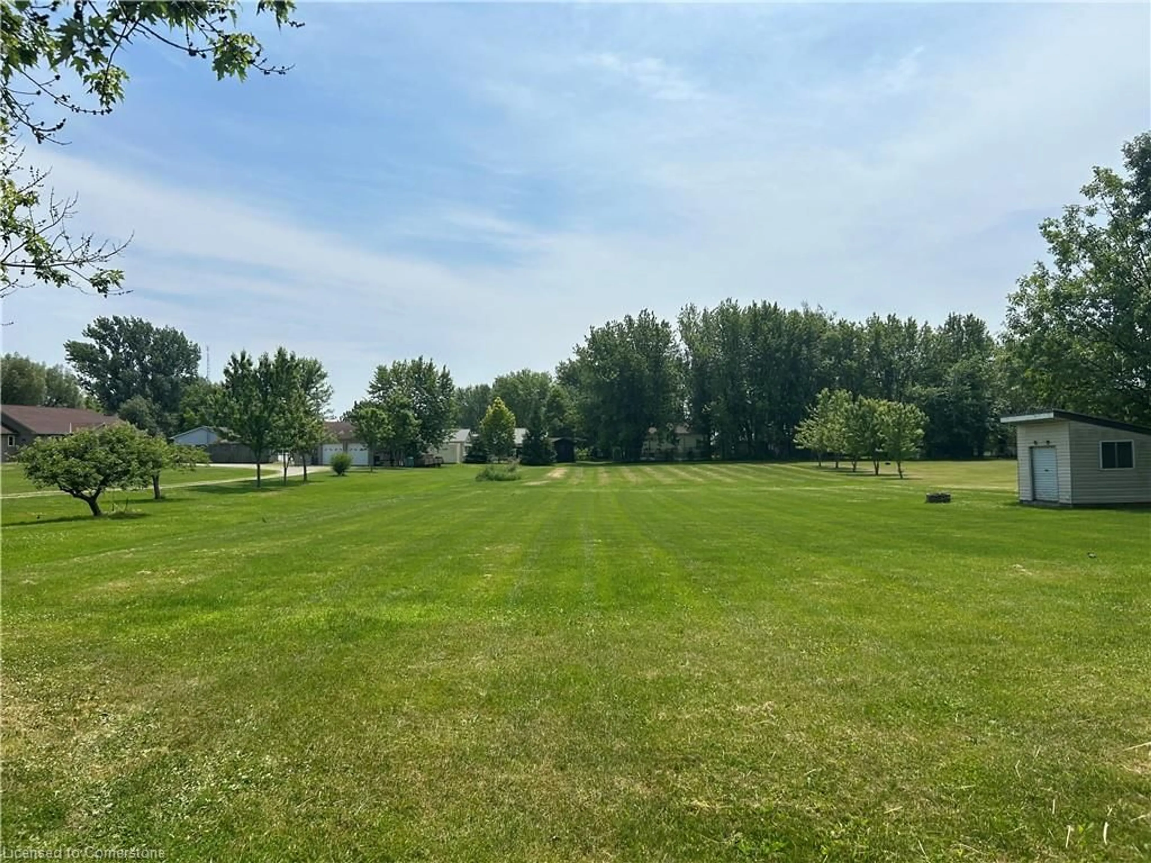 A pic from exterior of the house or condo, the fenced backyard for 418 Lakeshore Rd, Selkirk Ontario N0A 1P0