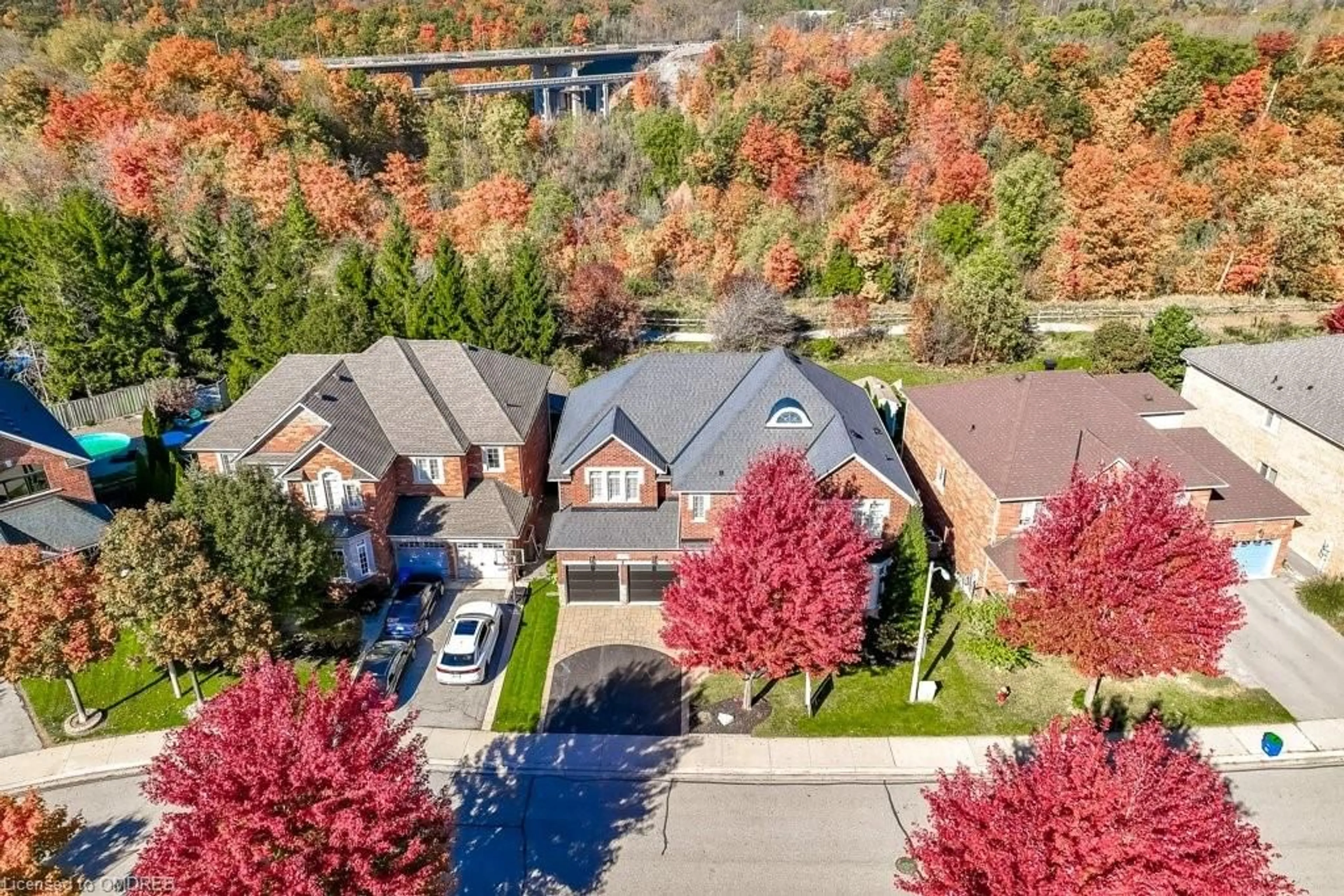 A pic from exterior of the house or condo, the street view for 2475 Whitehorn Dr, Burlington Ontario L7L 7M7