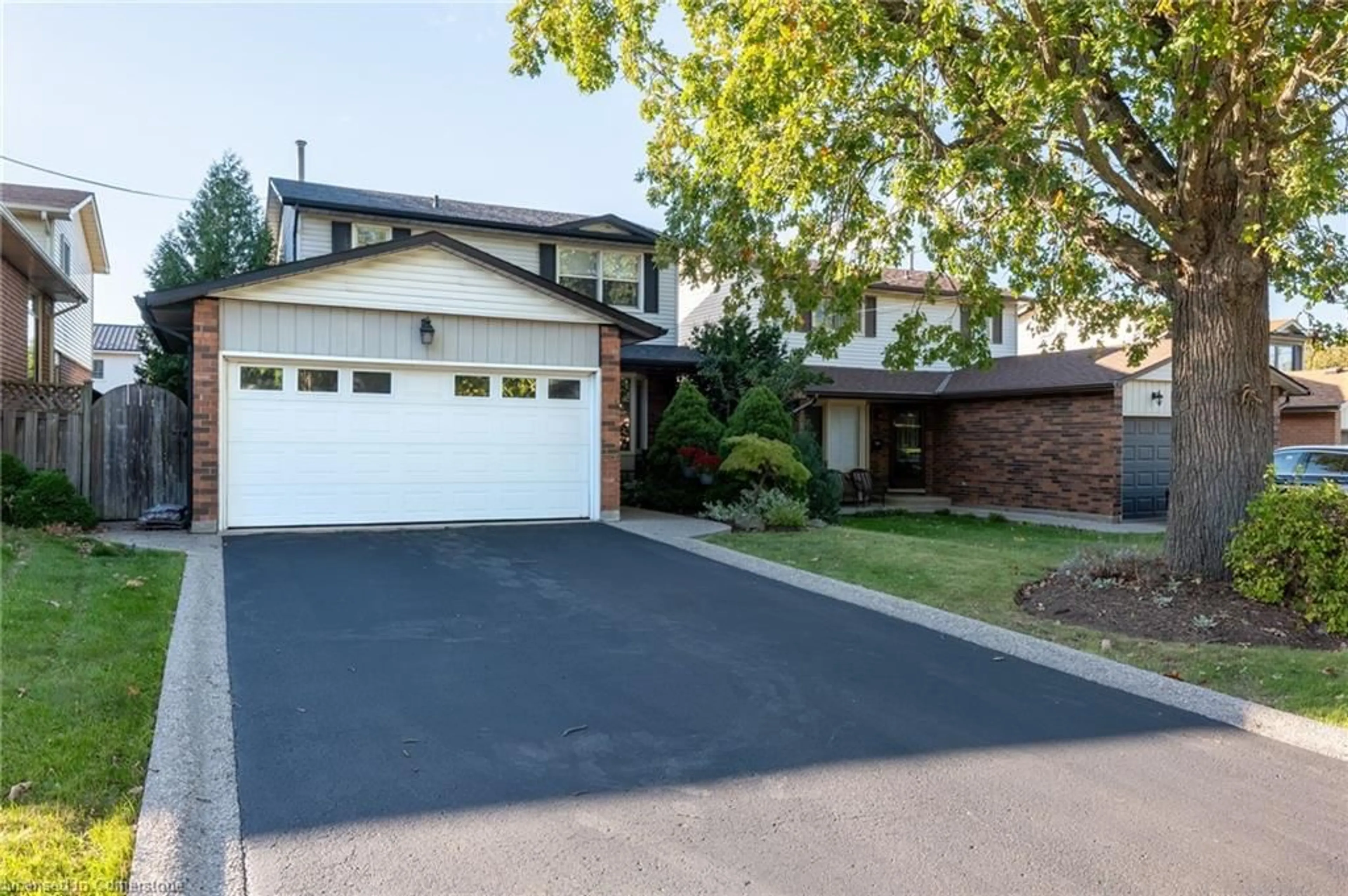 A pic from exterior of the house or condo, the street view for 30 Rosewell St, Hamilton Ontario L8W 2L1