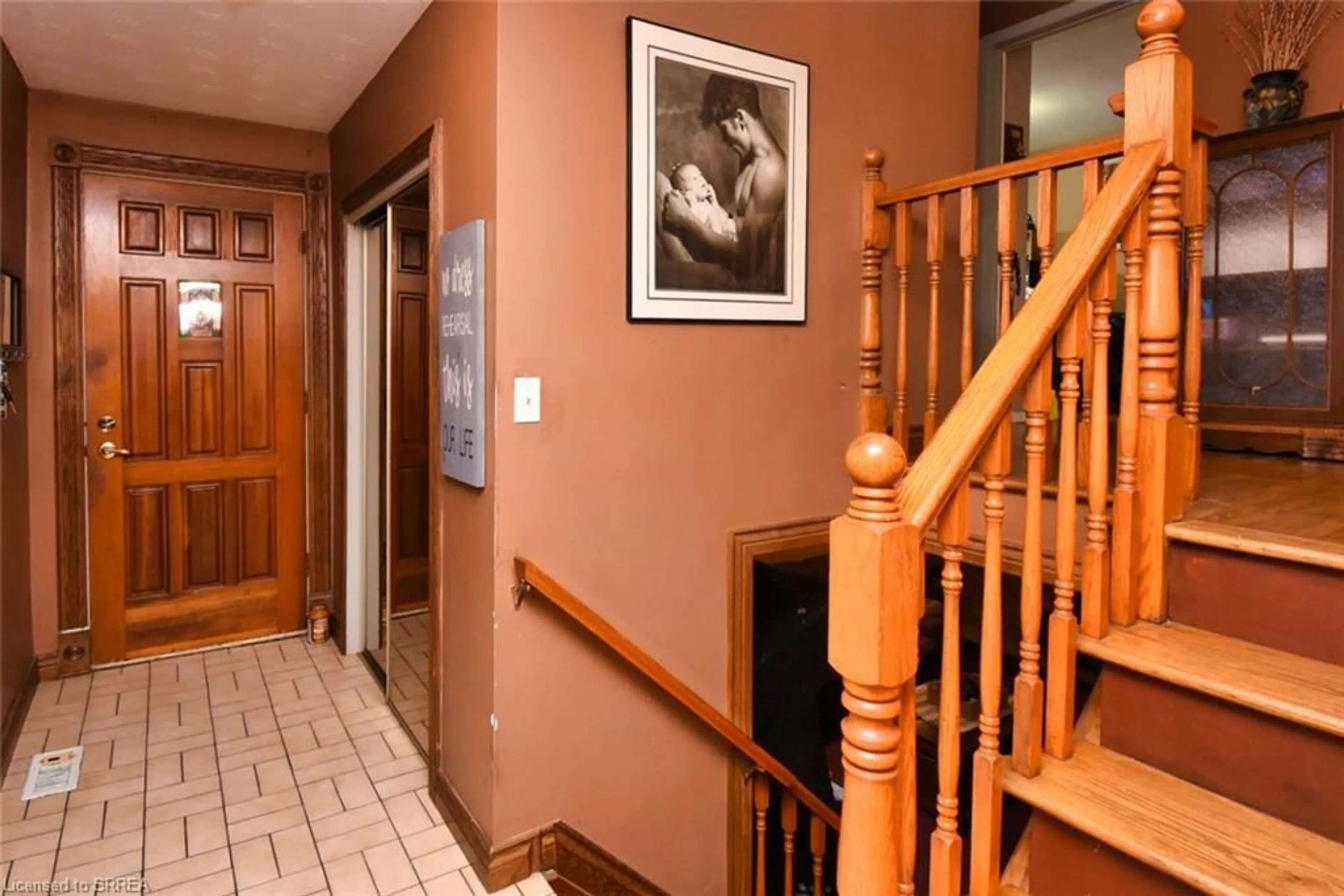 Indoor foyer, wood floors for 20 Northgate Dr, Hamilton Ontario L8T 2Y7