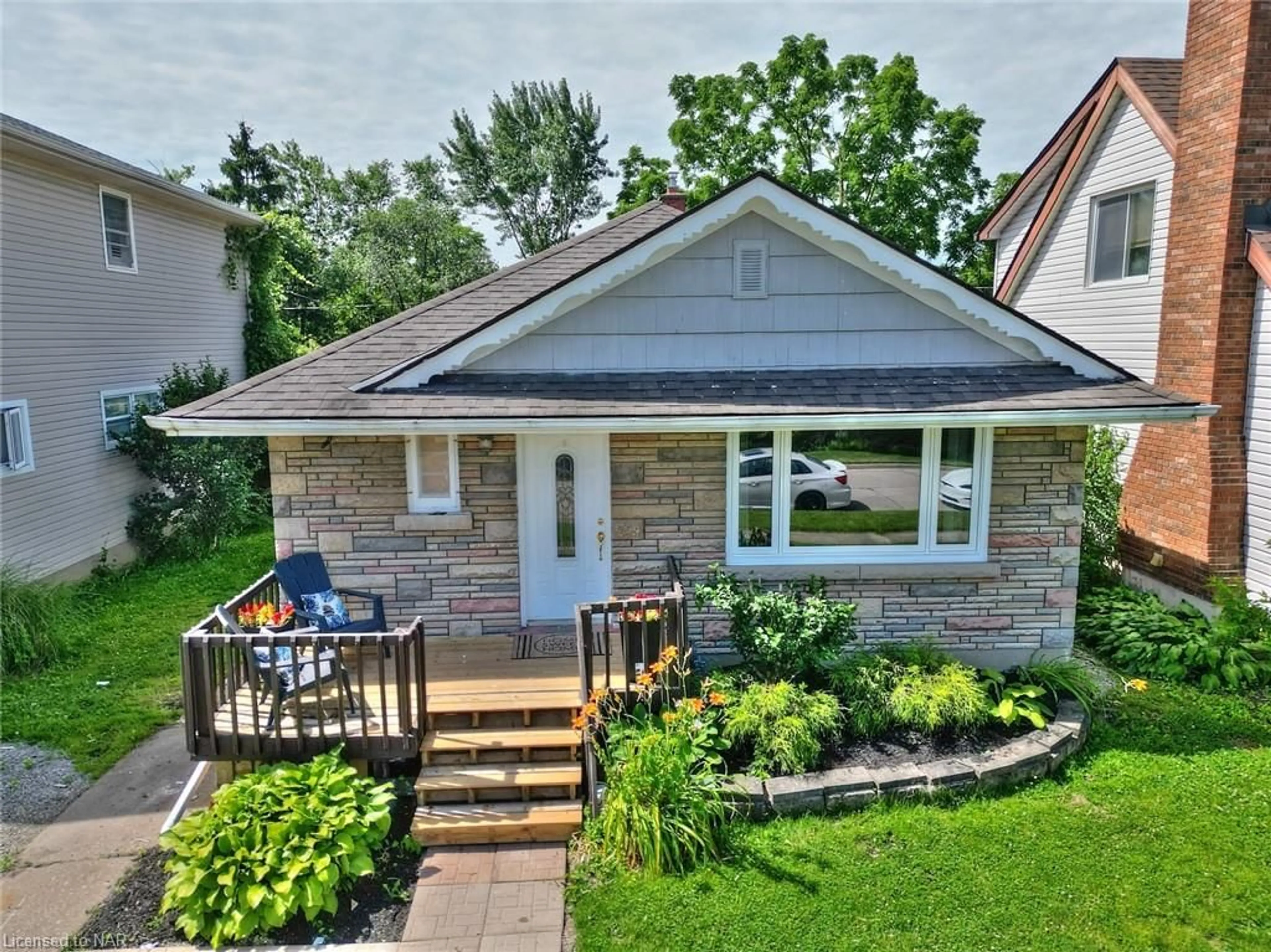 Home with brick exterior material for 12 Cliff Rd, St. Catharines Ontario L2R 3W1
