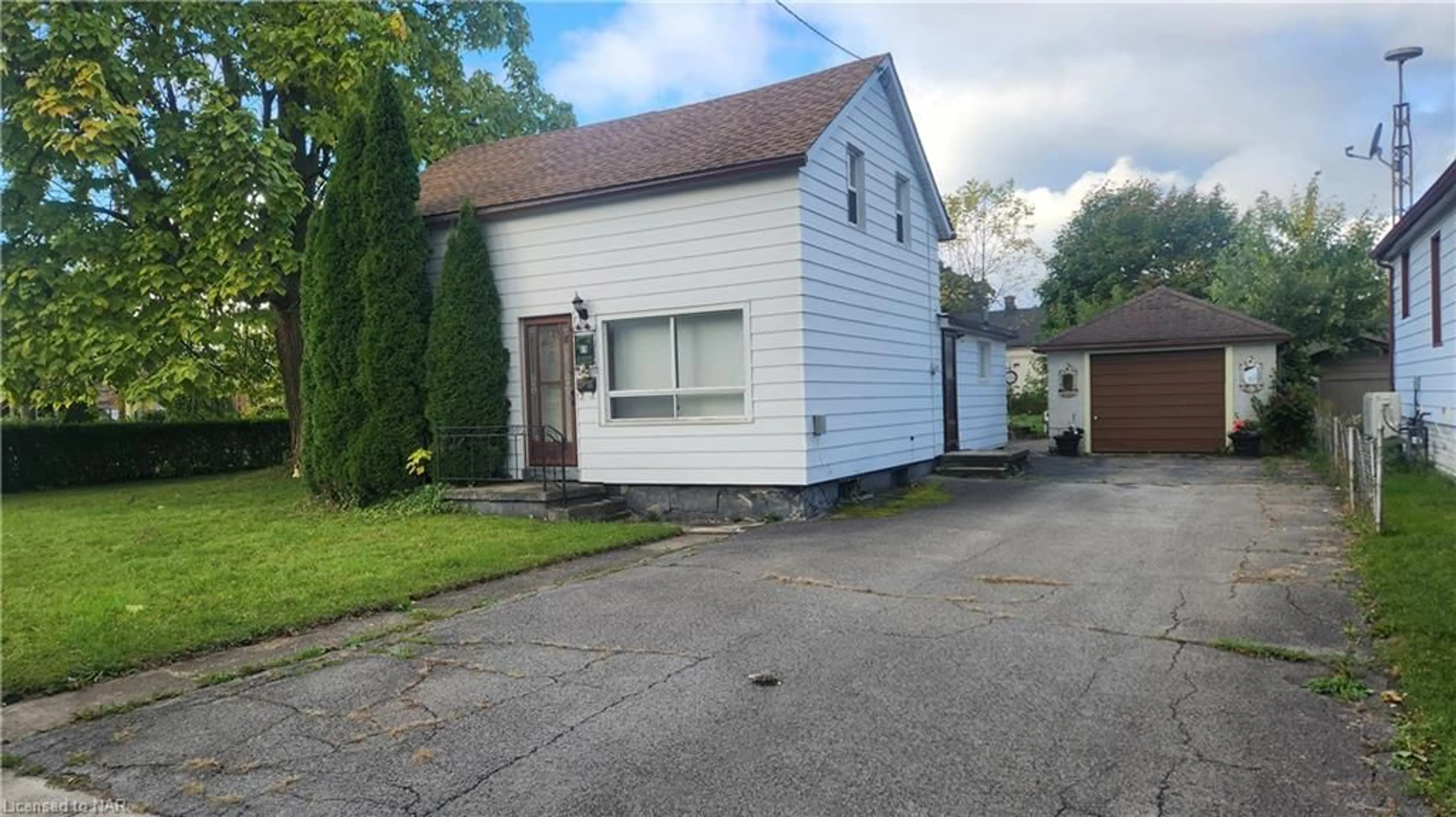 Frontside or backside of a home, cottage for 69 Queen St, Thorold Ontario L2V 3N4