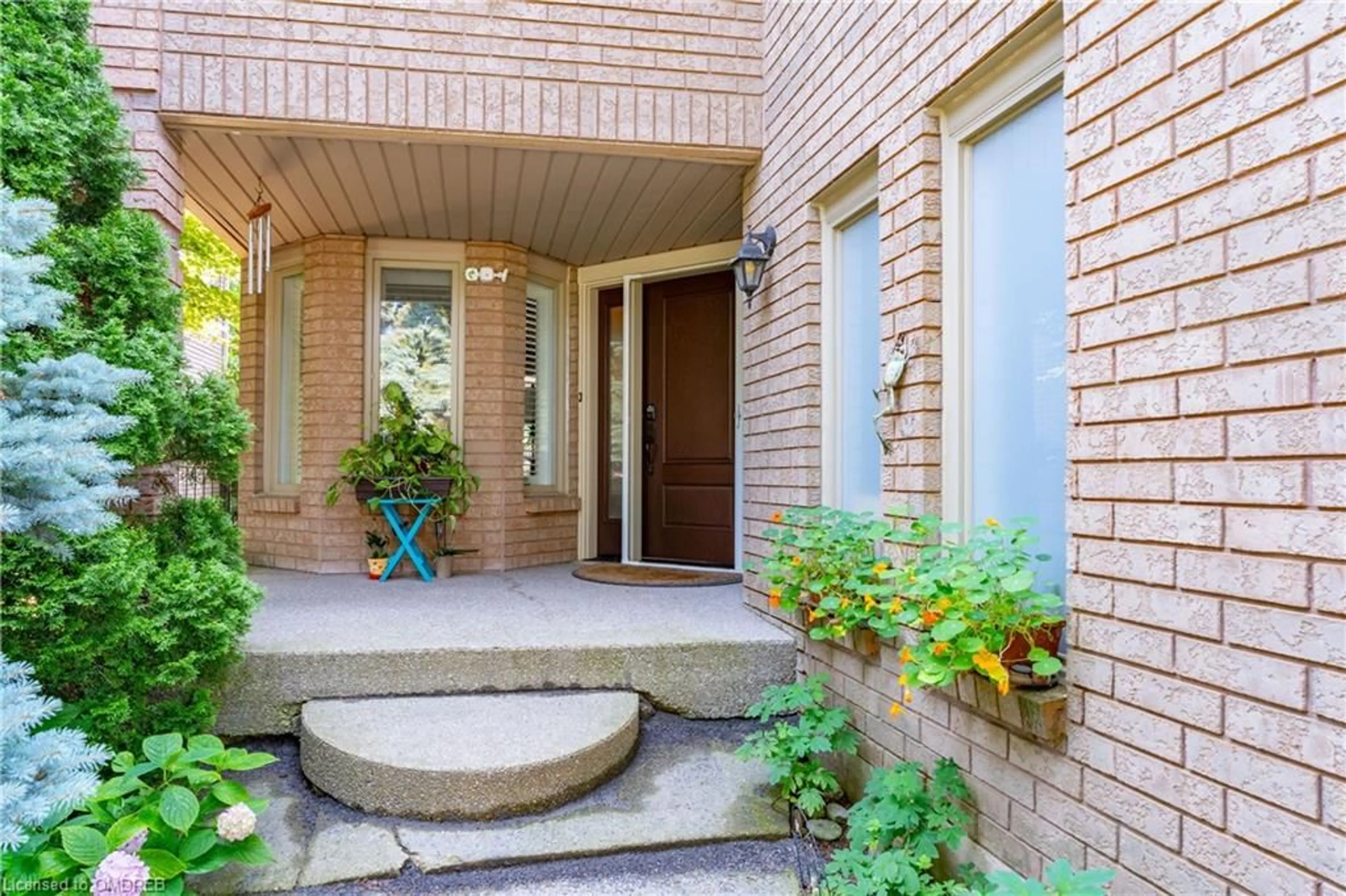 Indoor entryway, wood floors for 2265 Brays Lane, Oakville Ontario L6M 3J5