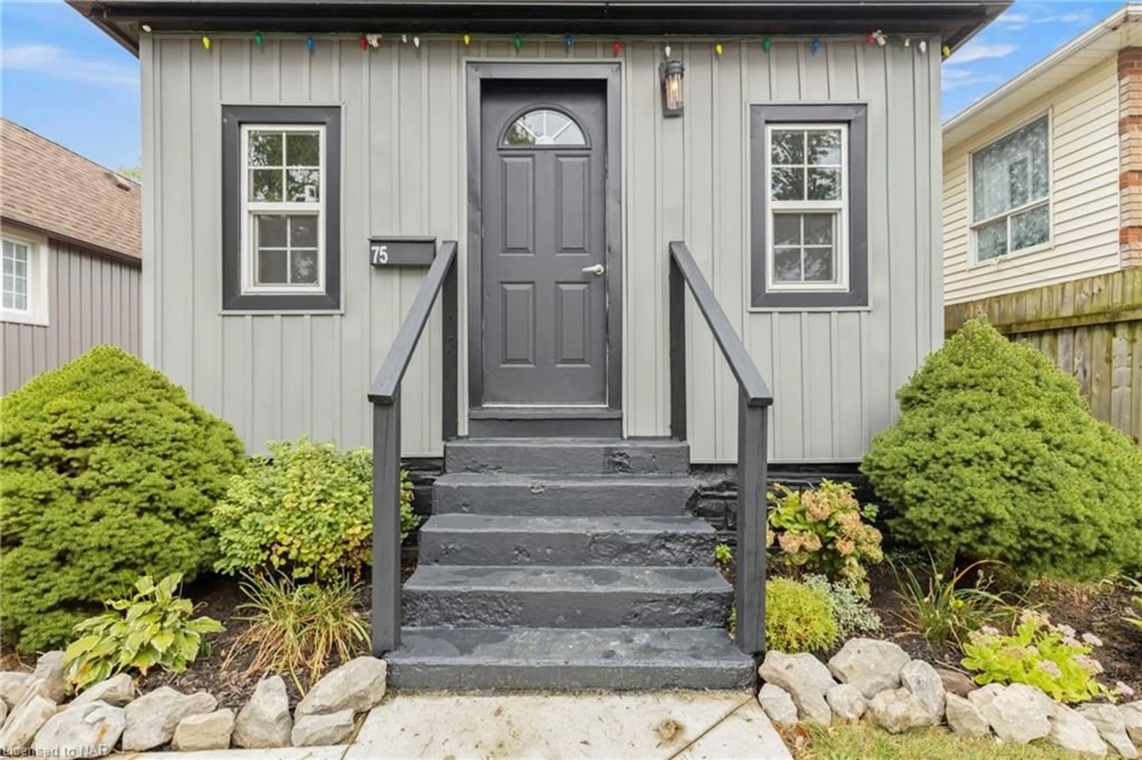 Indoor entryway, wood floors for 75 Deere St, Welland Ontario L3B 2L7