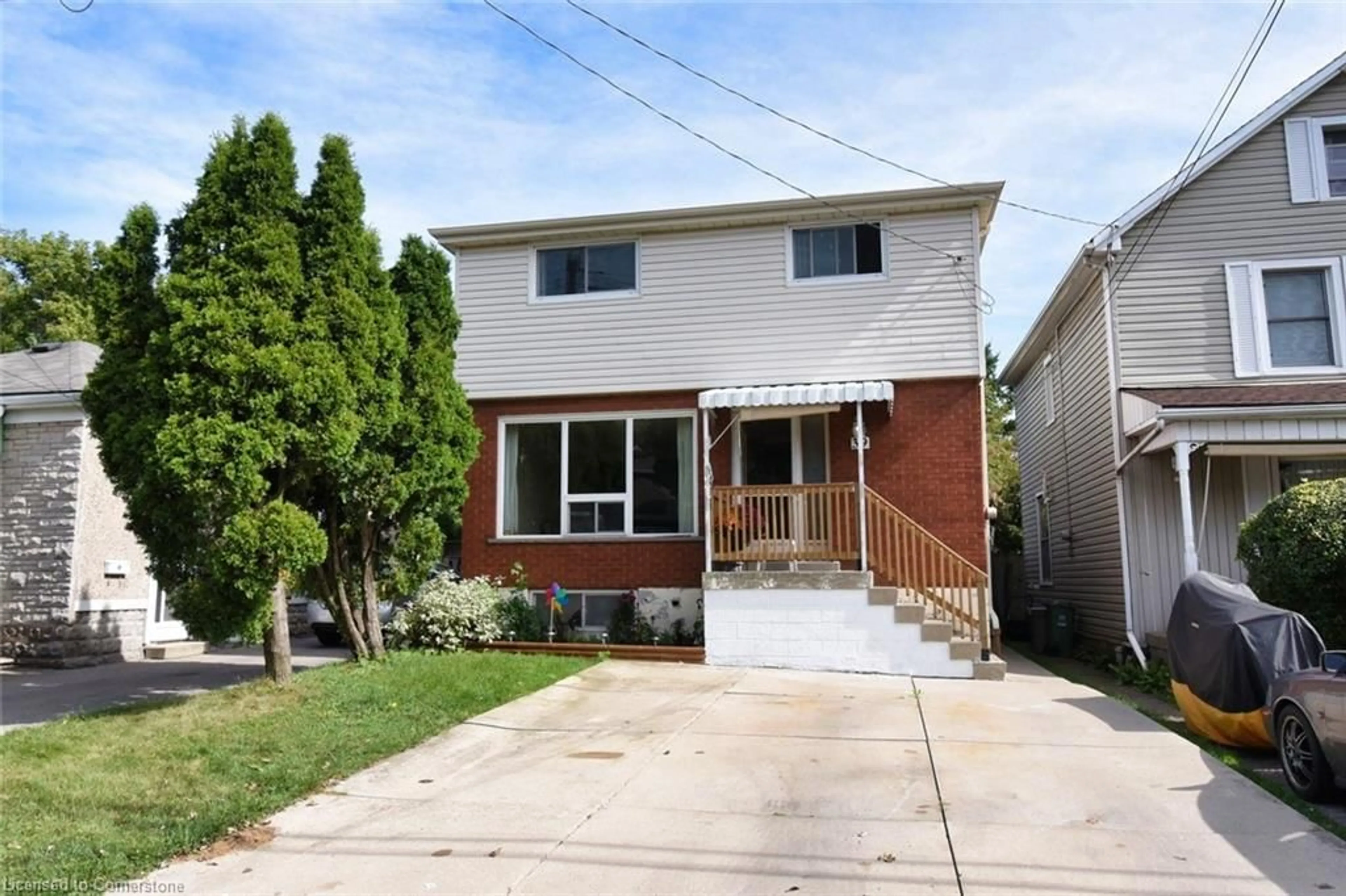 Frontside or backside of a home, the street view for 39 East 39th St, Hamilton Ontario L8V 4G9