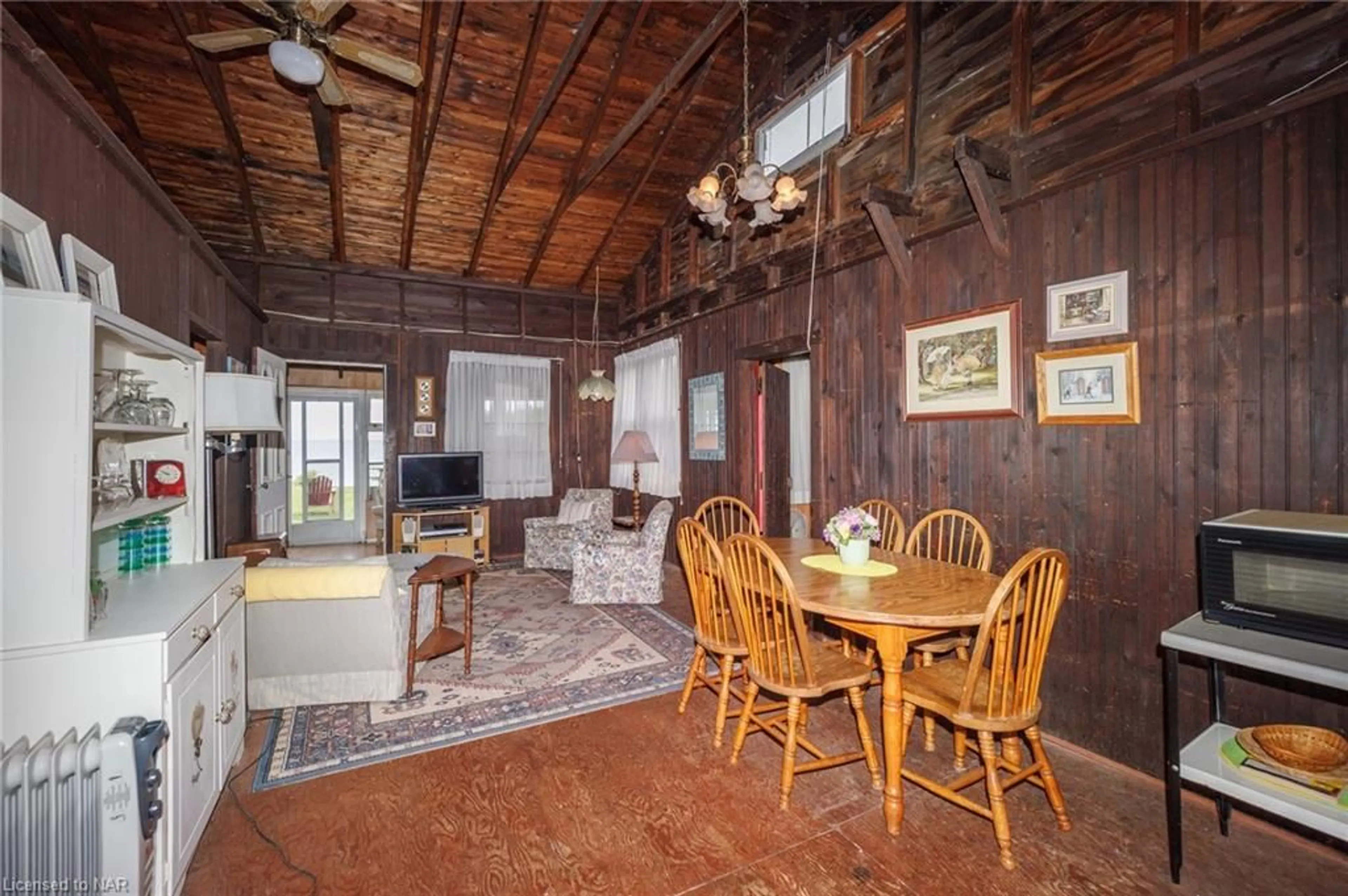 Dining room, wood floors, cottage for 6 Firelane 14d Rd, Niagara-on-the-Lake Ontario L0S 1J0