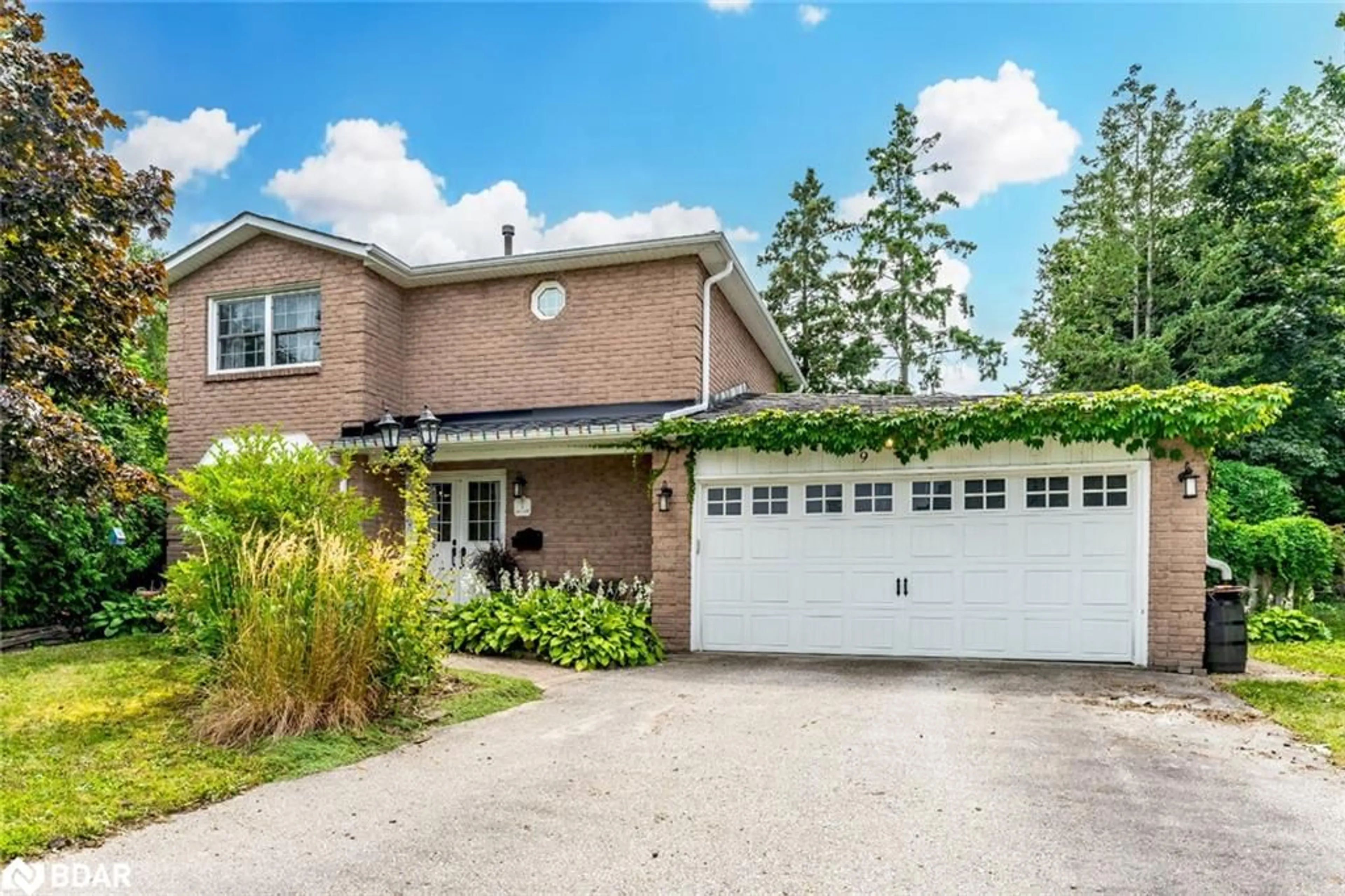 Home with brick exterior material for 9 Oriole Crt, Barrie Ontario L4M 5N1