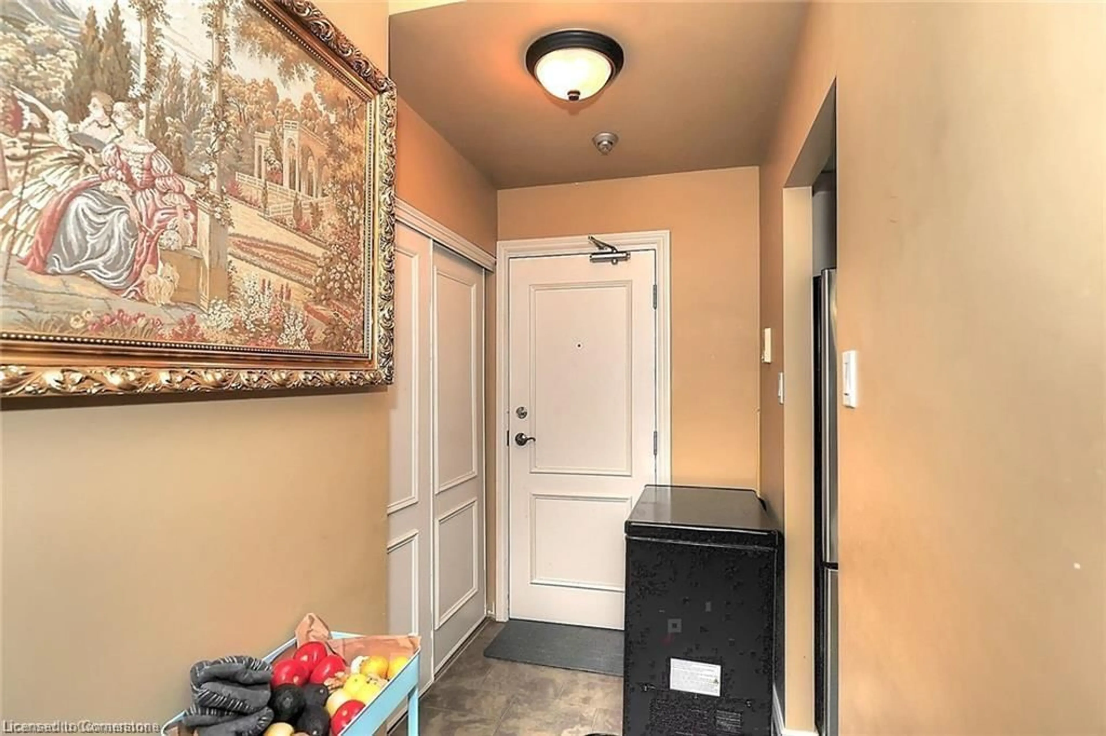 Indoor entryway, wood floors for 249 Major Mackenzie Dr #106, Richmond Hill Ontario L4C 9M8