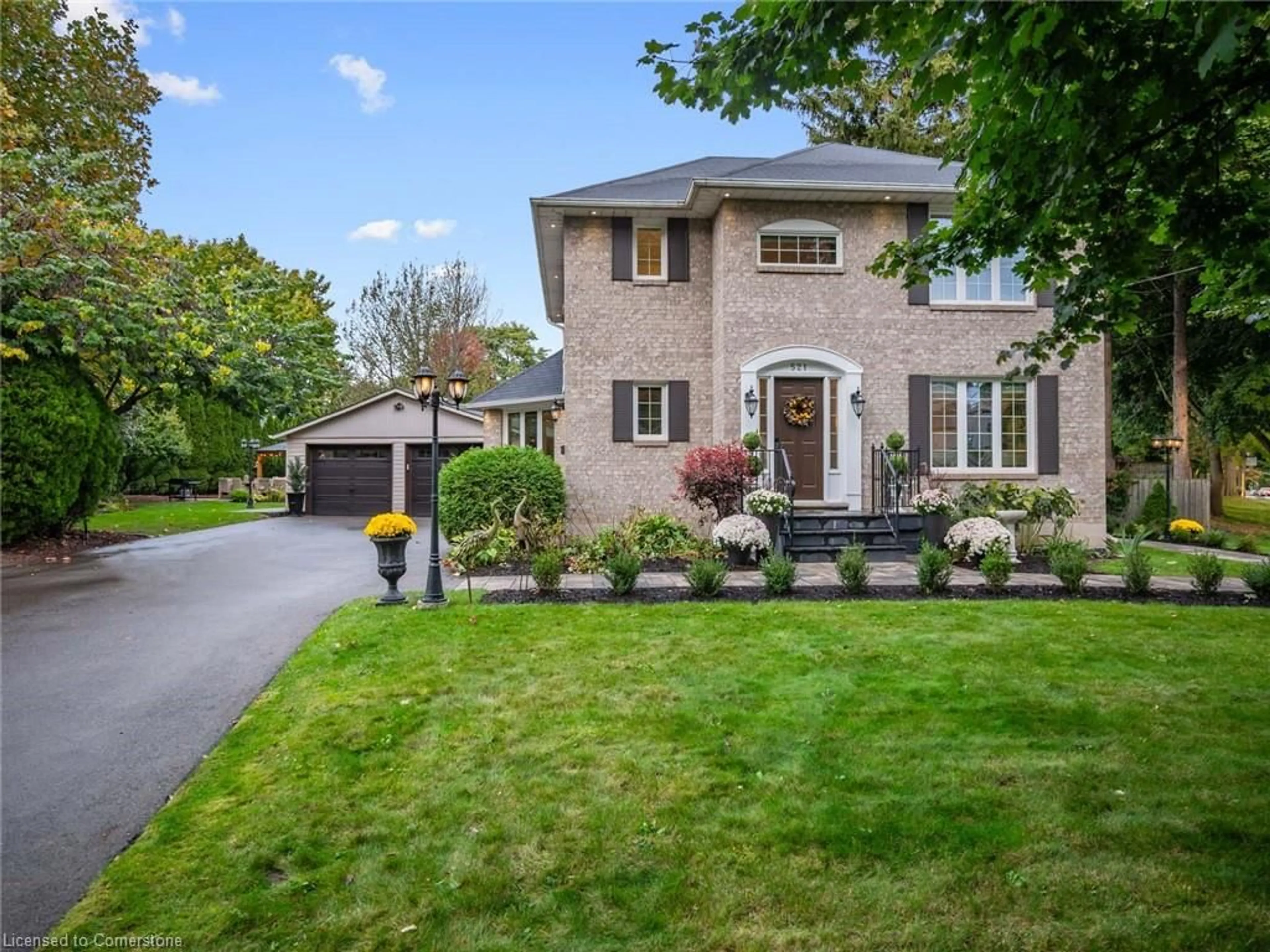 Frontside or backside of a home, the street view for 521 Oneida Dr, Burlington Ontario L7T 3T9