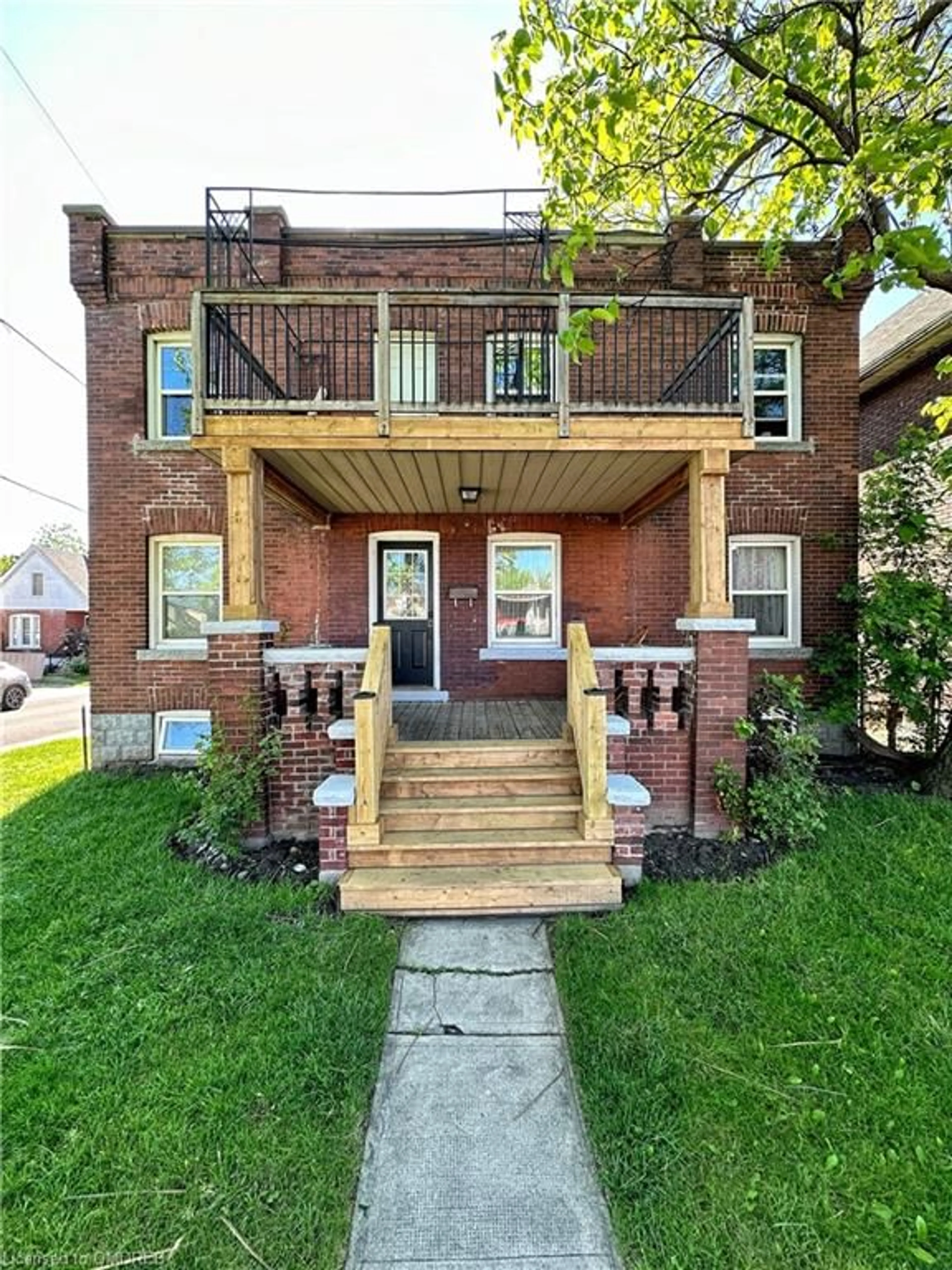 A pic from exterior of the house or condo, the front or back of building for 140 Gage Ave, Hamilton Ontario L8L 7A2