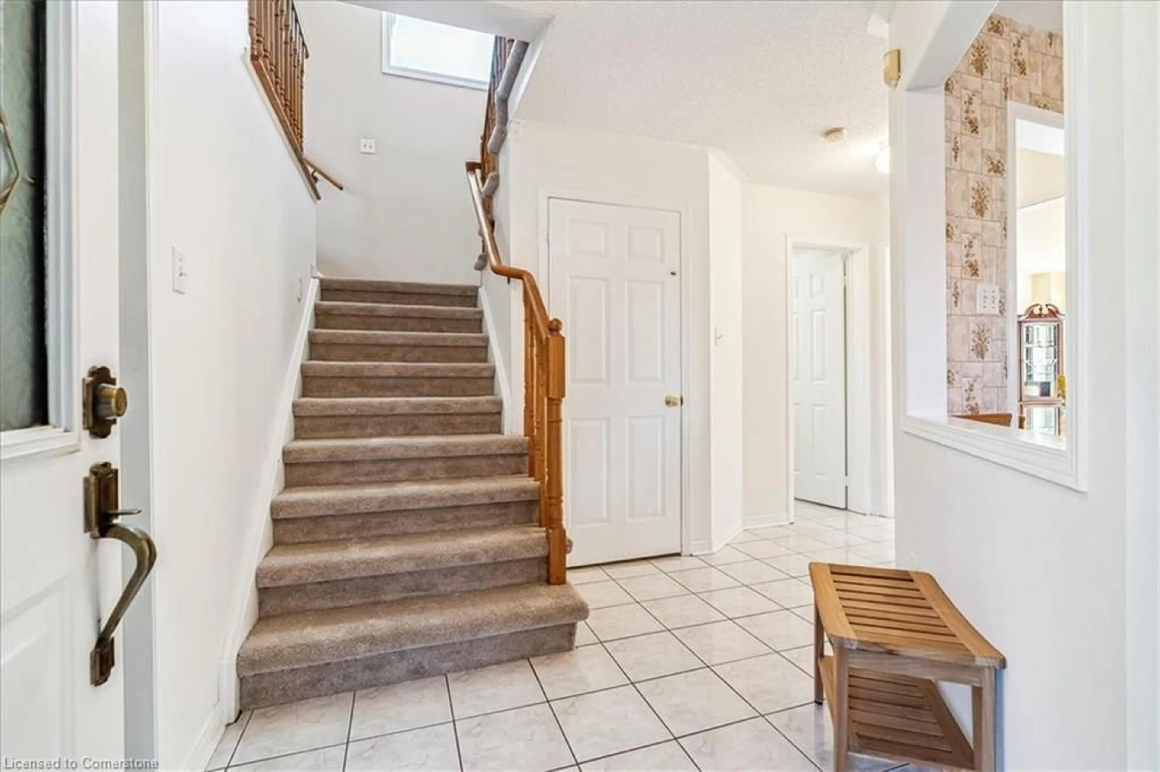 Indoor foyer, wood floors for 588 Fothergill Blvd, Burlington Ontario L7L 6E1