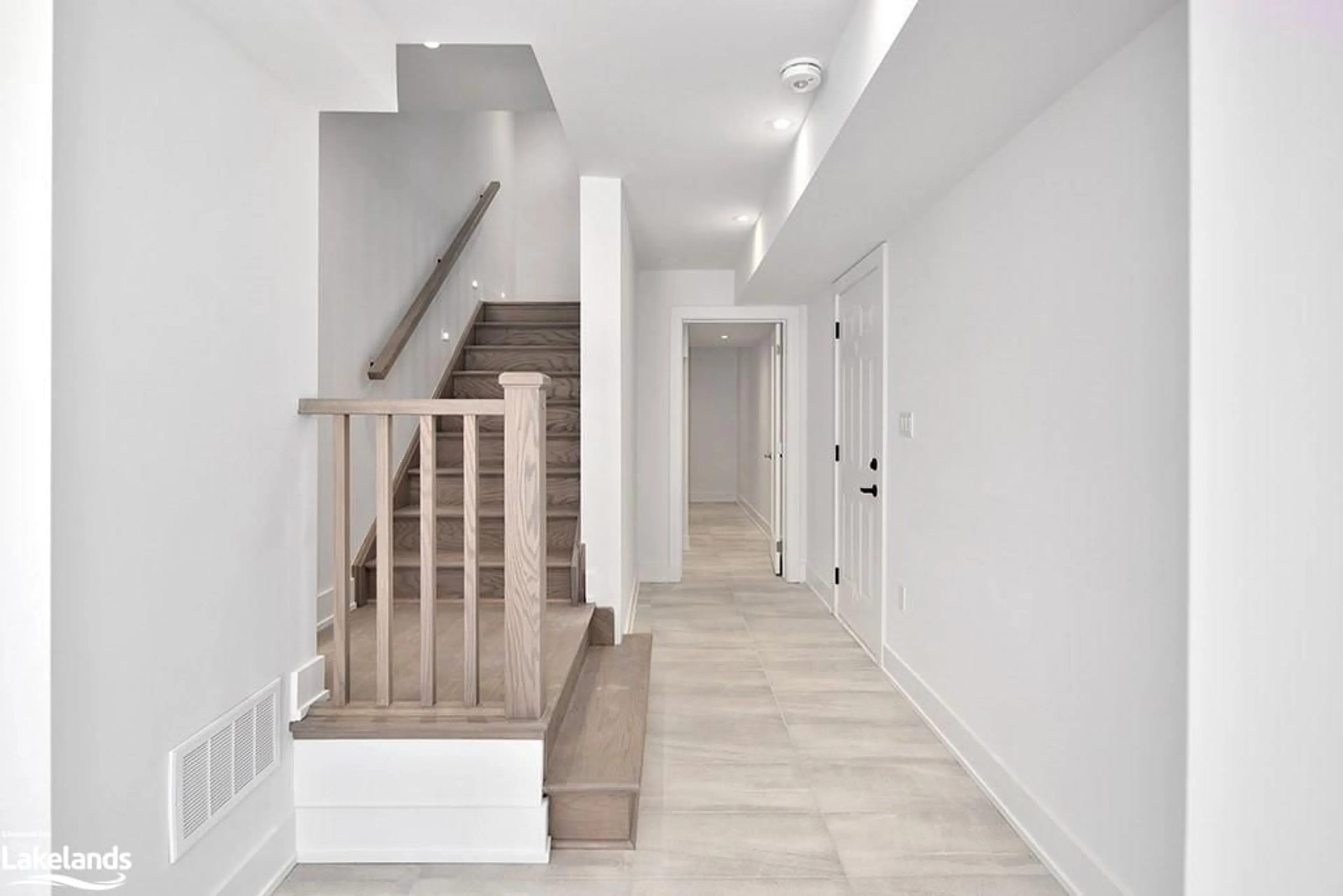 Indoor foyer, wood floors for 117 Sladden Crt #18, Thornbury Ontario N0H 2P0