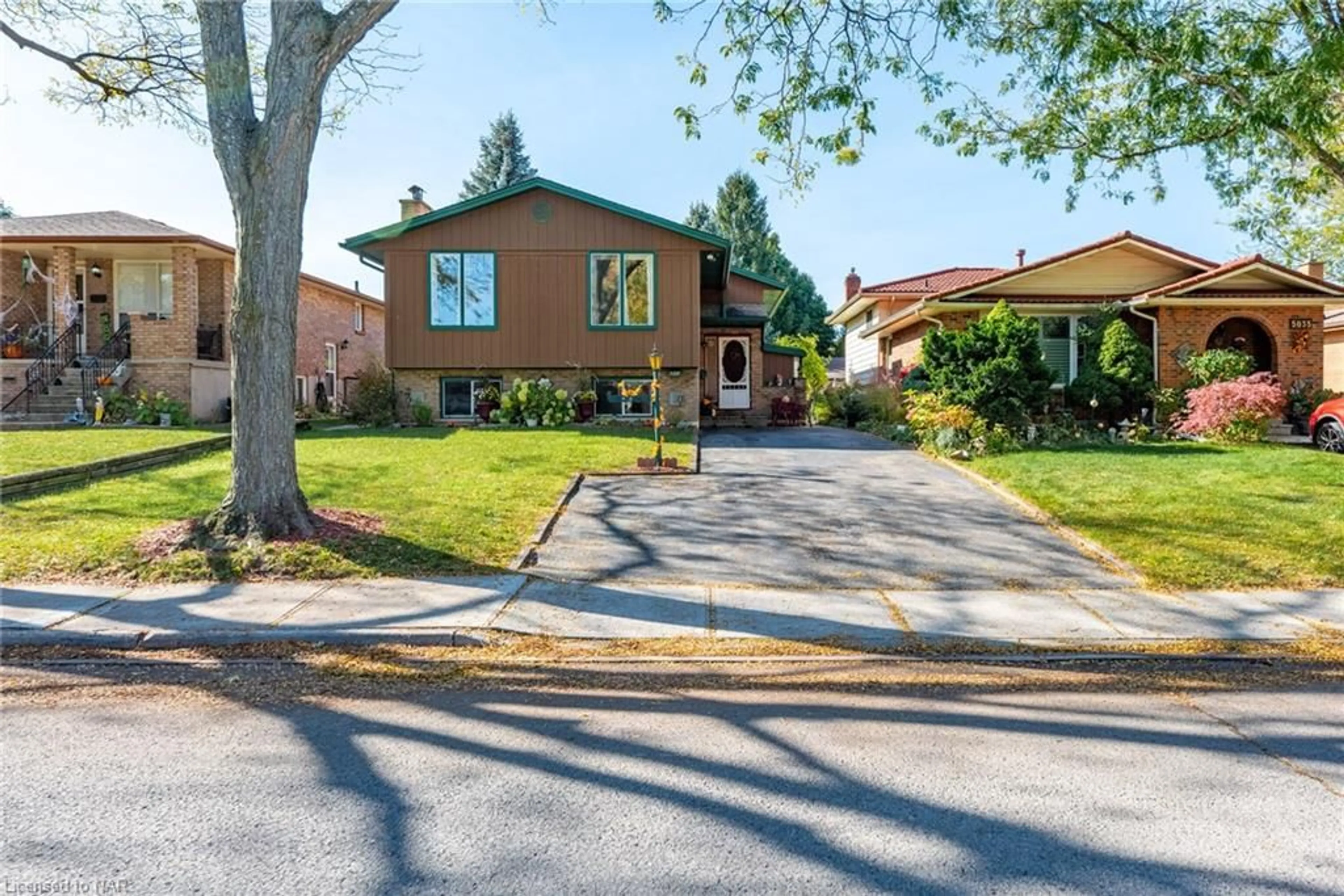 Frontside or backside of a home, the street view for 5043 University Ave, Niagara Falls Ontario L2E 7B2