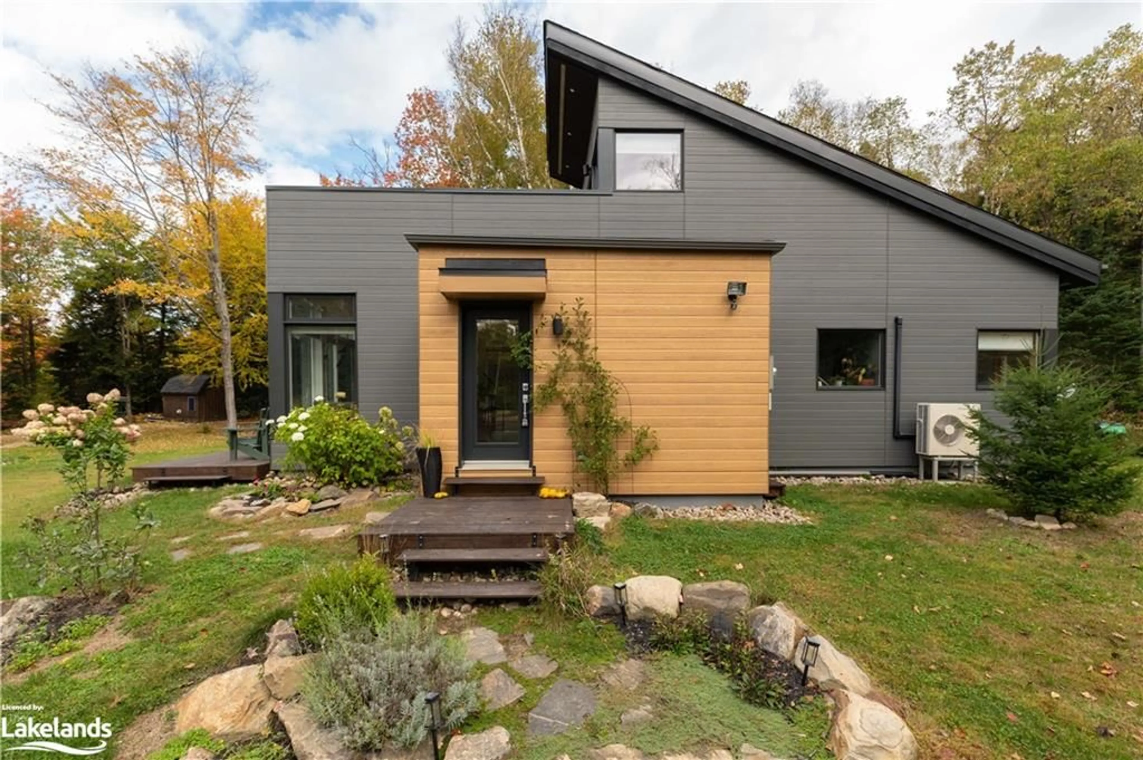 Home with vinyl exterior material for 470 Markles Rd, Huntsville Ontario P1H 0J1