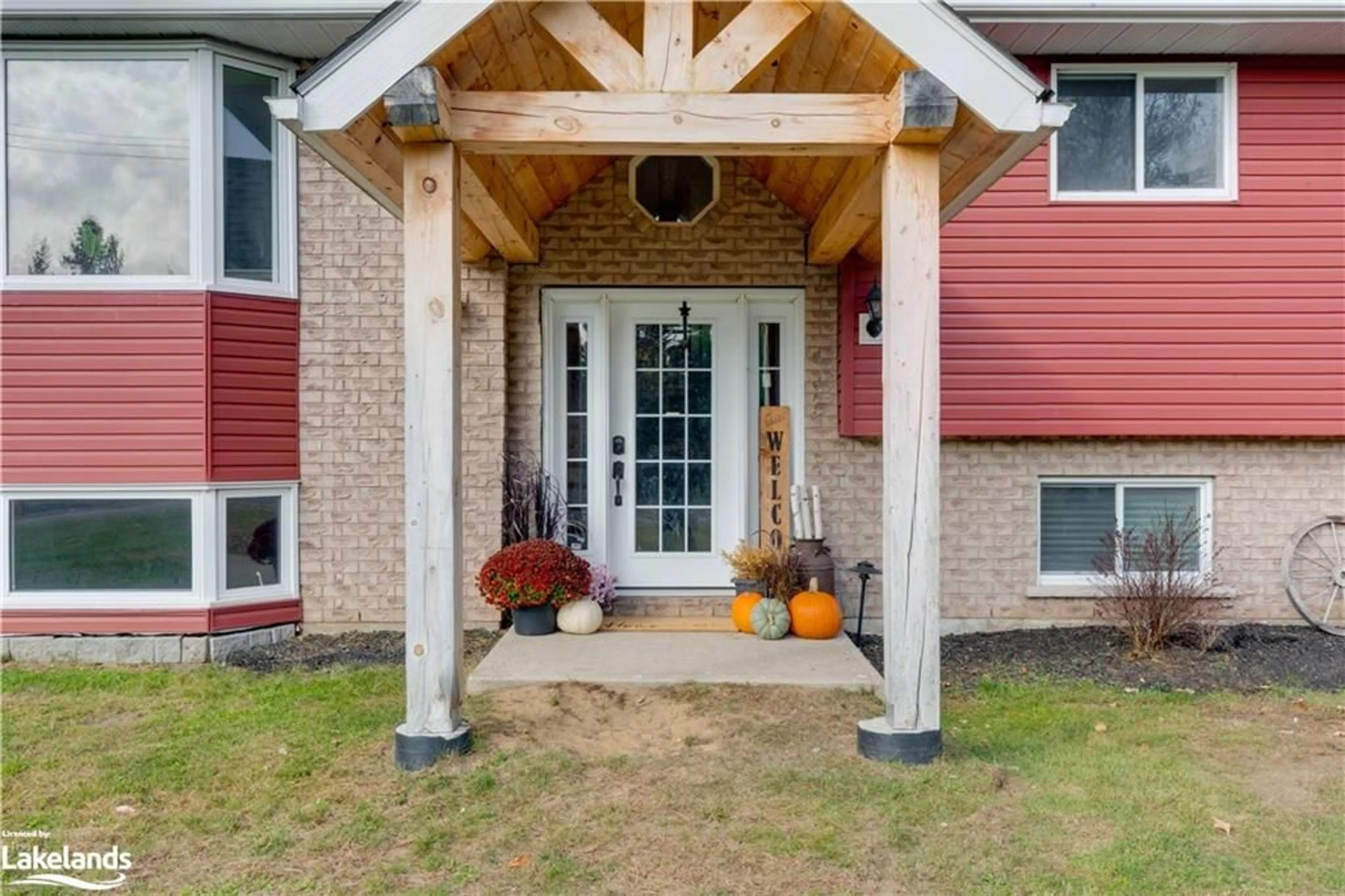 Indoor entryway, wood floors for 80 Florence Street St, Novar Ontario P0A 1R0