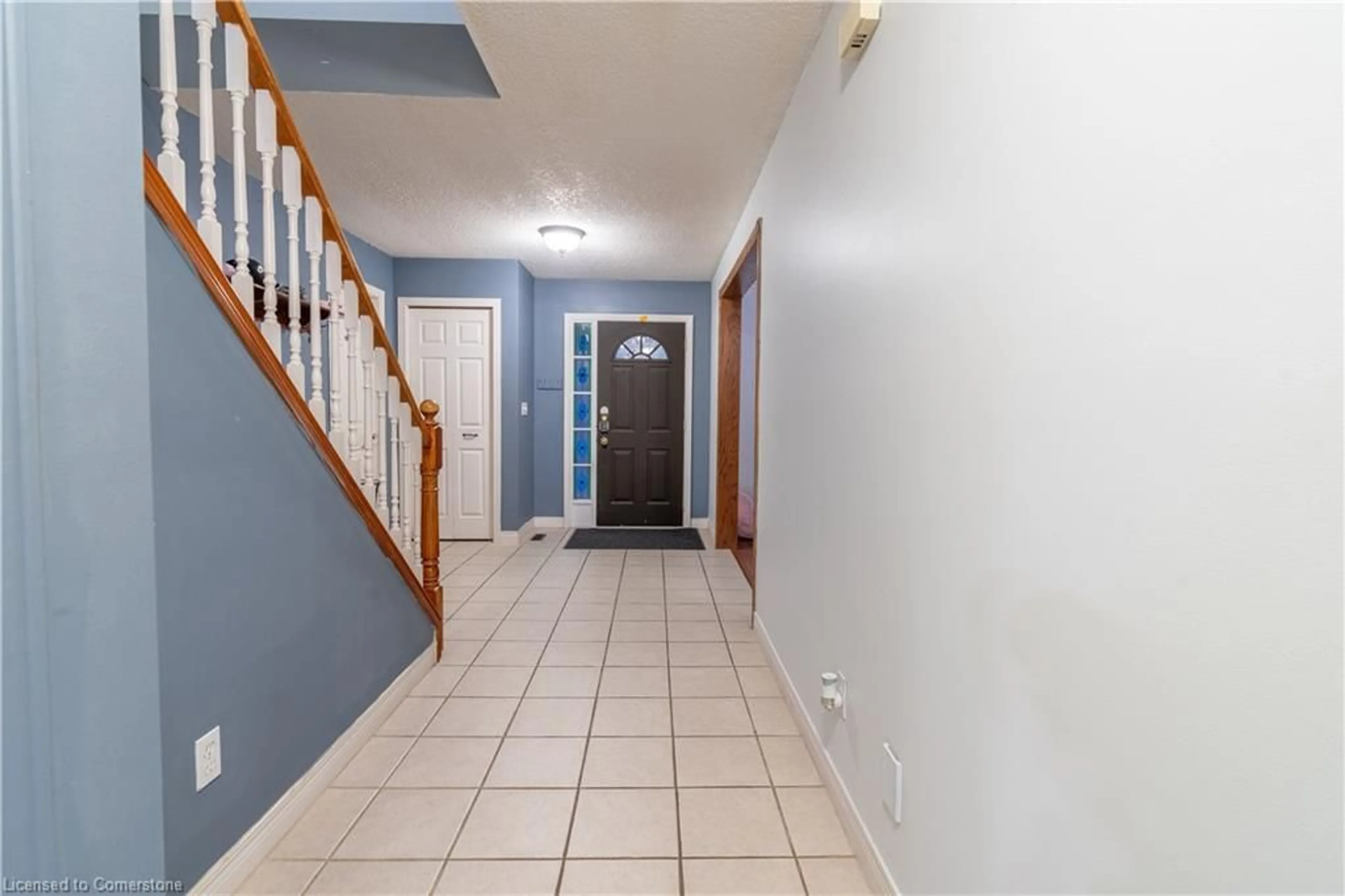 Indoor entryway, wood floors for 830 Stonegate Dr, Woodstock Ontario N4V 1G4