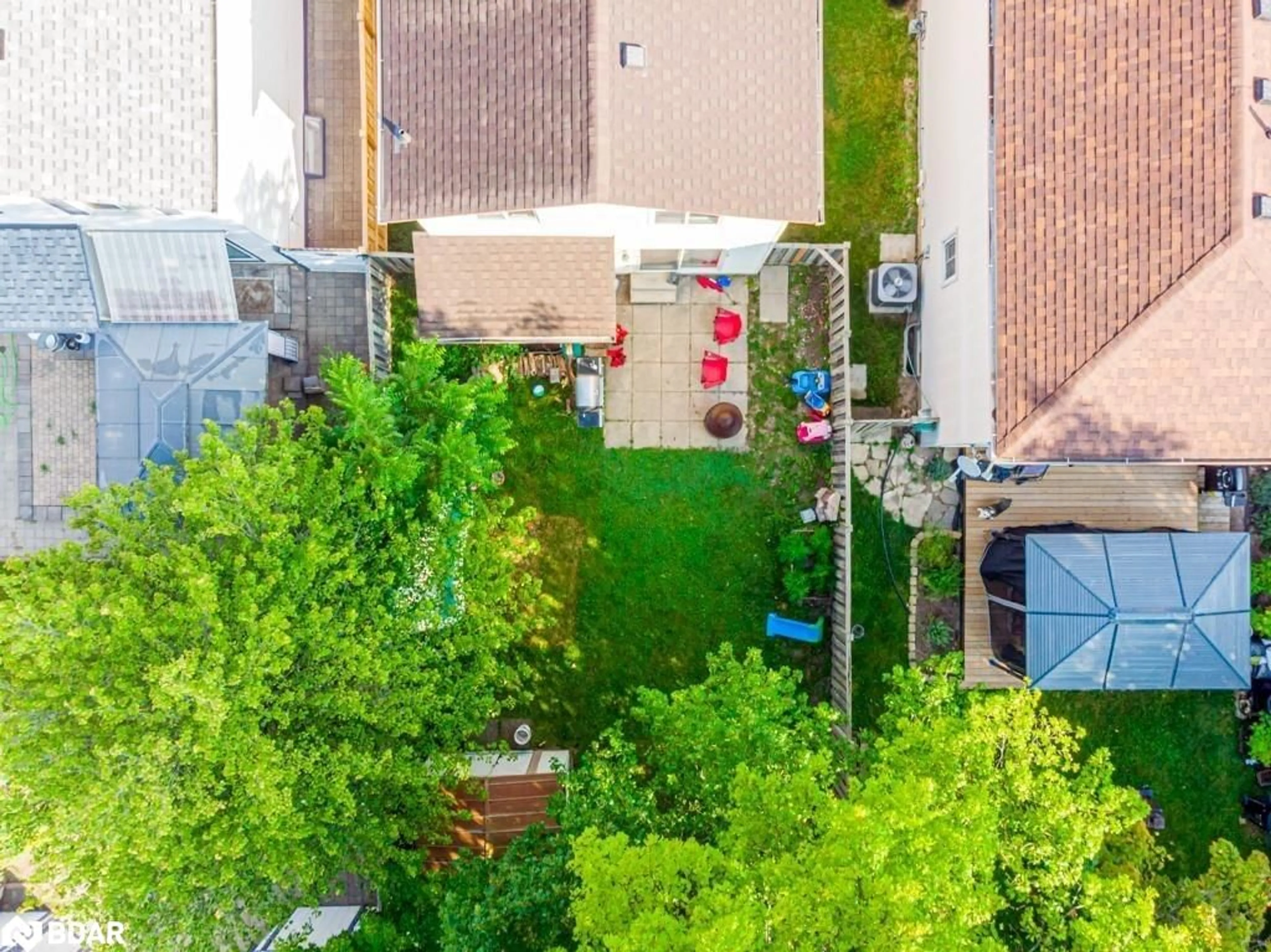 A pic from outside/outdoor area/front of a property/back of a property/a pic from drone, street for 39 Laurie Cres, Barrie Ontario L4M 6C7