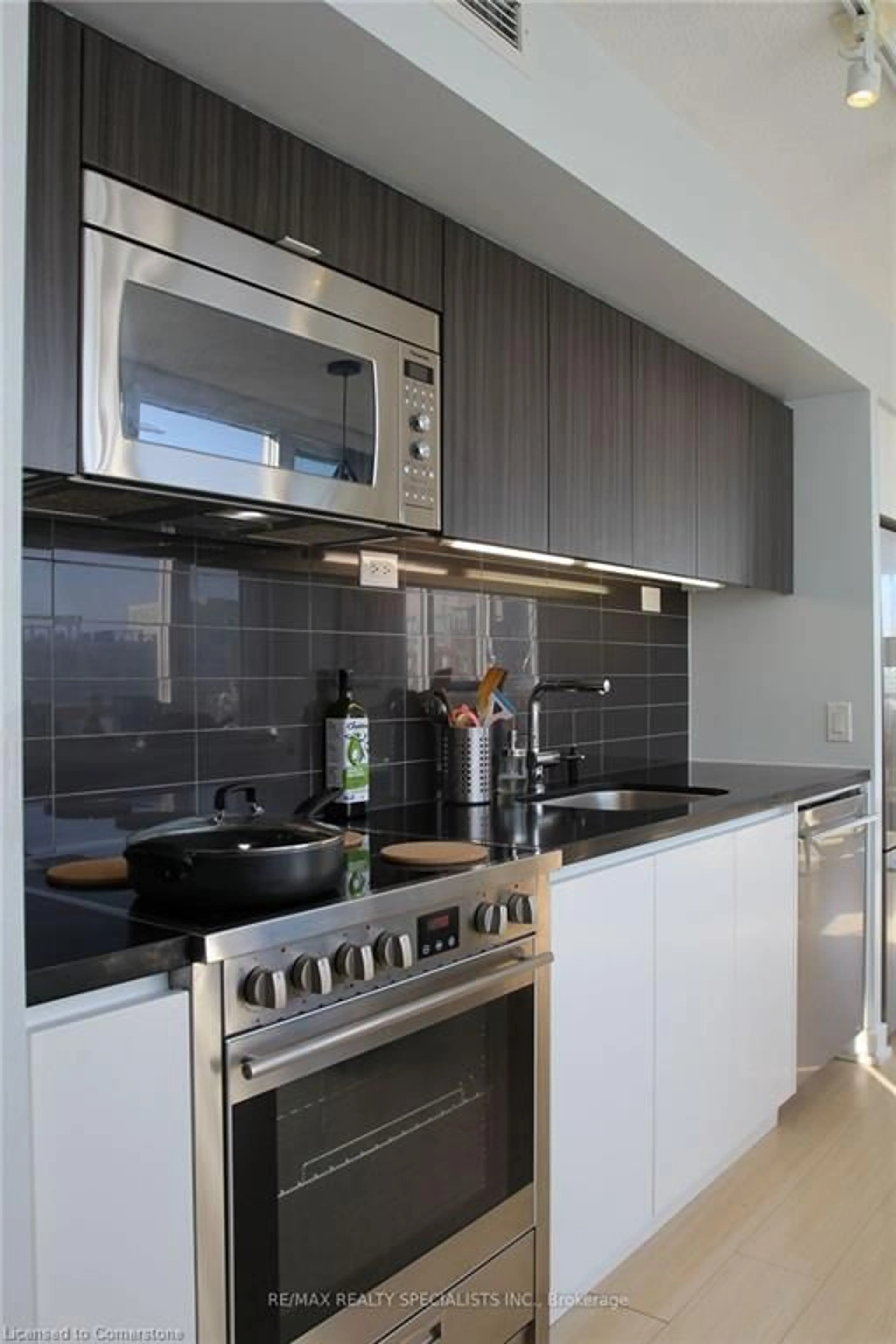 Contemporary kitchen for 75 Queens Wharf Rd #707, Toronto Ontario M5V 0J8