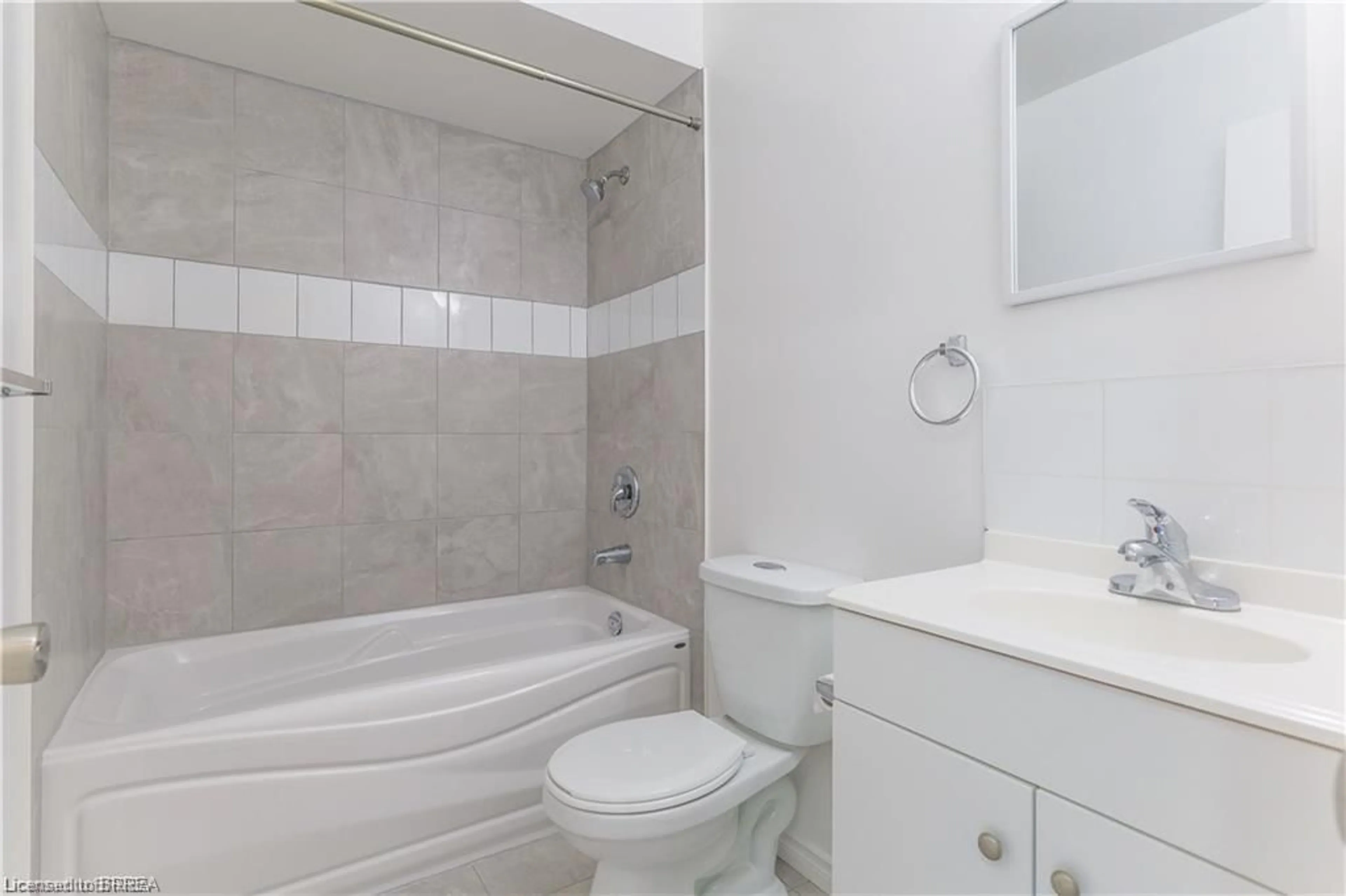 Standard bathroom, not visible floor for 19 Montclair Cres, Simcoe Ontario N3Y 4P1