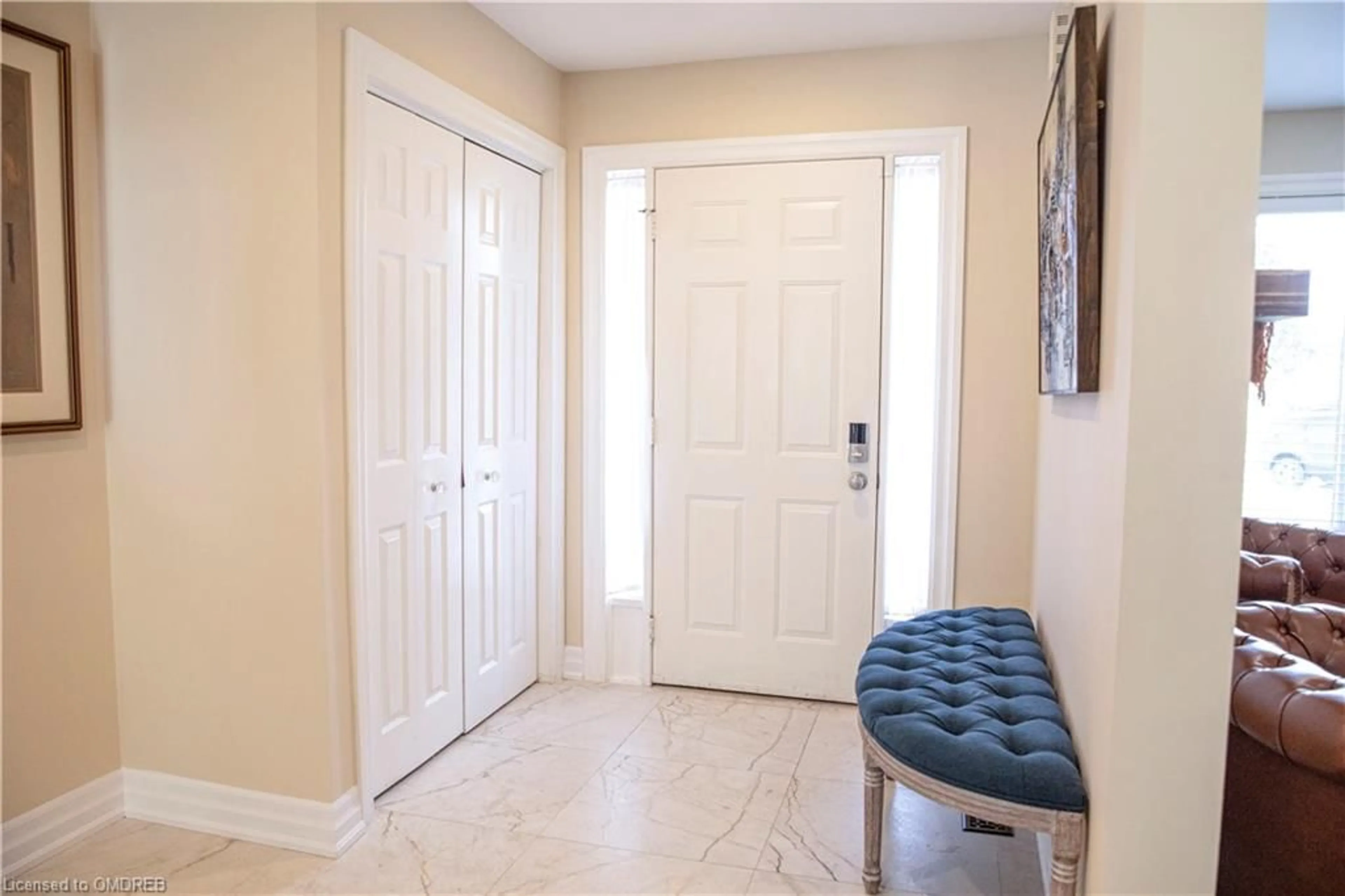 Indoor entryway, wood floors for 10 Anne Crt, Grimsby Ontario L3M 5B3