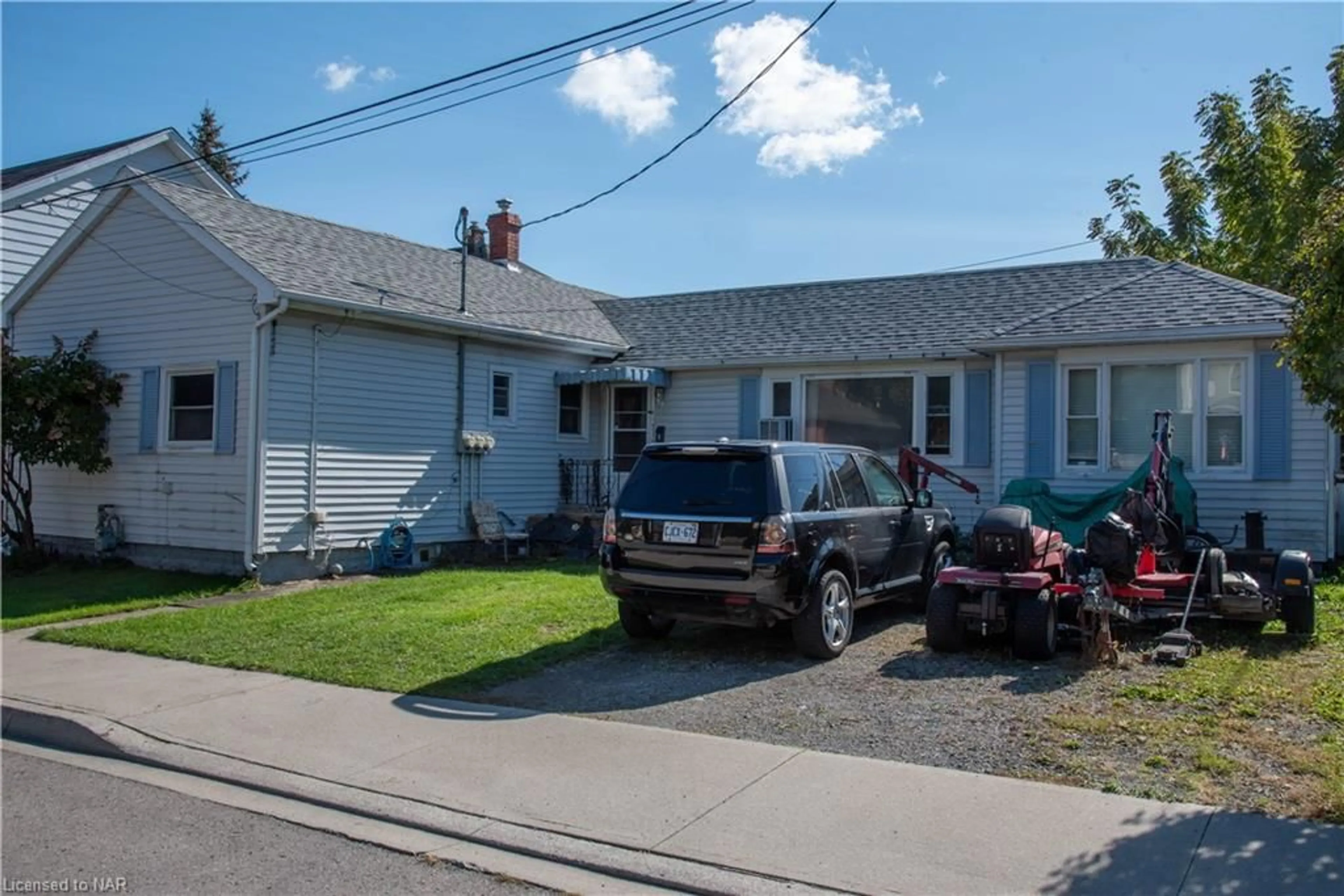 Frontside or backside of a home, the street view for 5176 Maple St, Niagara Falls Ontario L2E 2N4