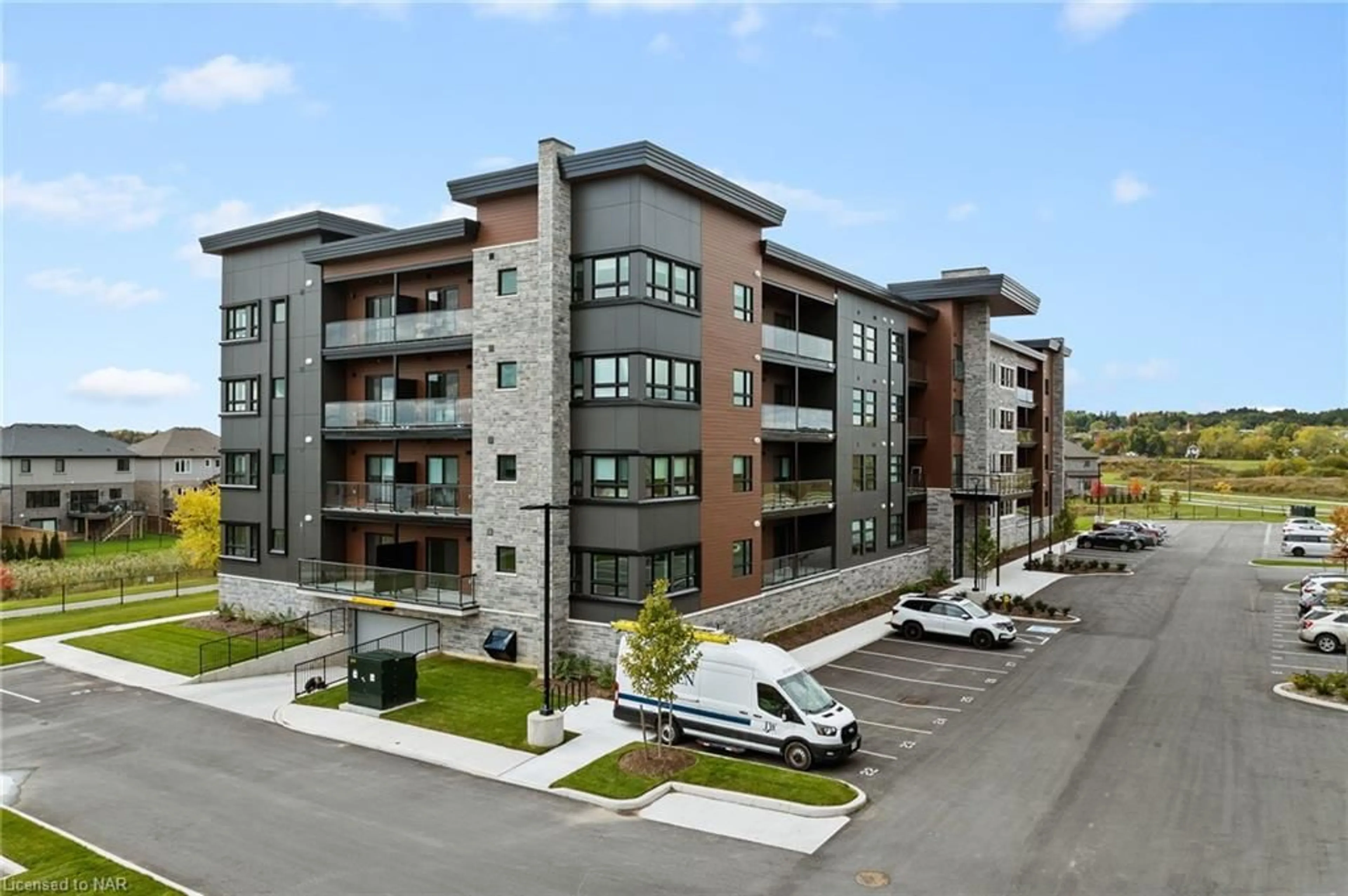 A pic from exterior of the house or condo, the front or back of building for 118 Summersides Blvd #308, Fonthill Ontario L0S 1E1