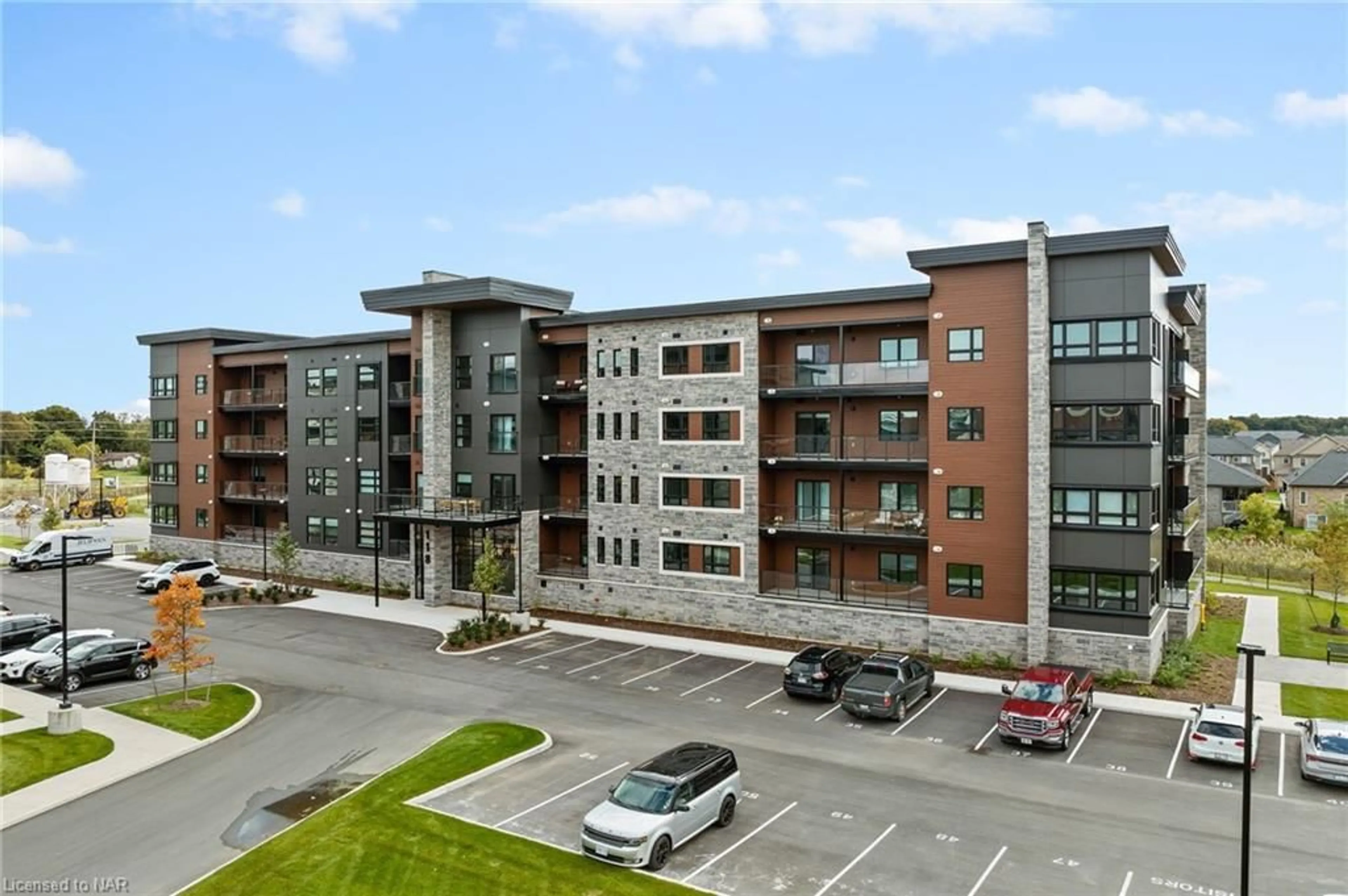 A pic from exterior of the house or condo, the front or back of building for 118 Summersides Blvd #308, Fonthill Ontario L0S 1E1