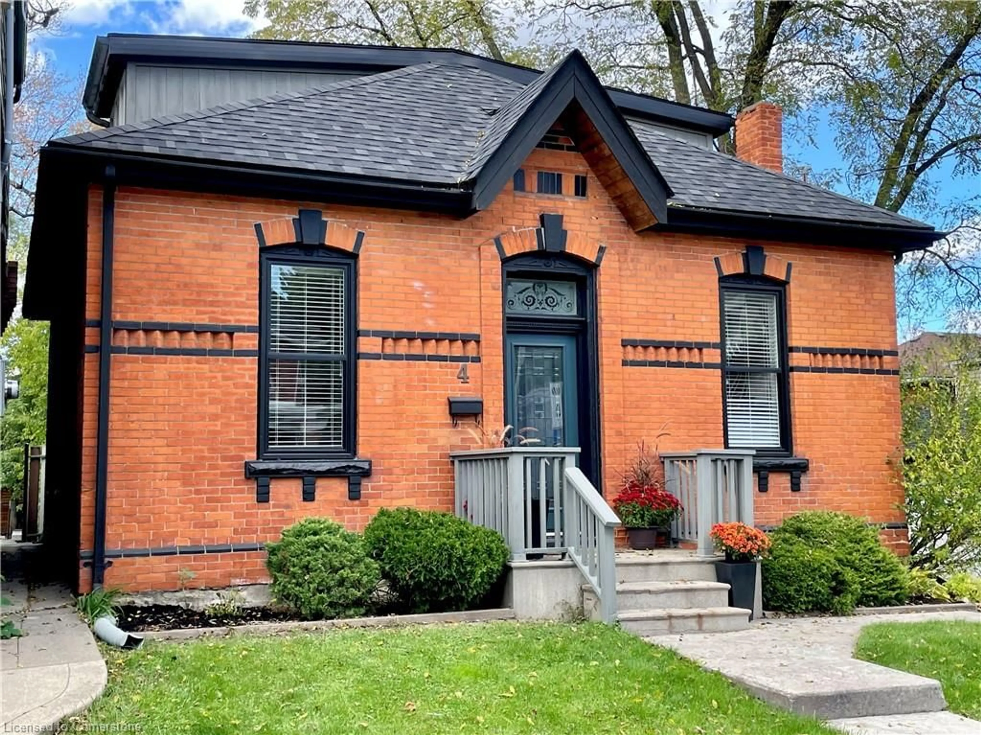 Home with brick exterior material for 4 Mountain Ave, Hamilton Ontario L8P 4E9