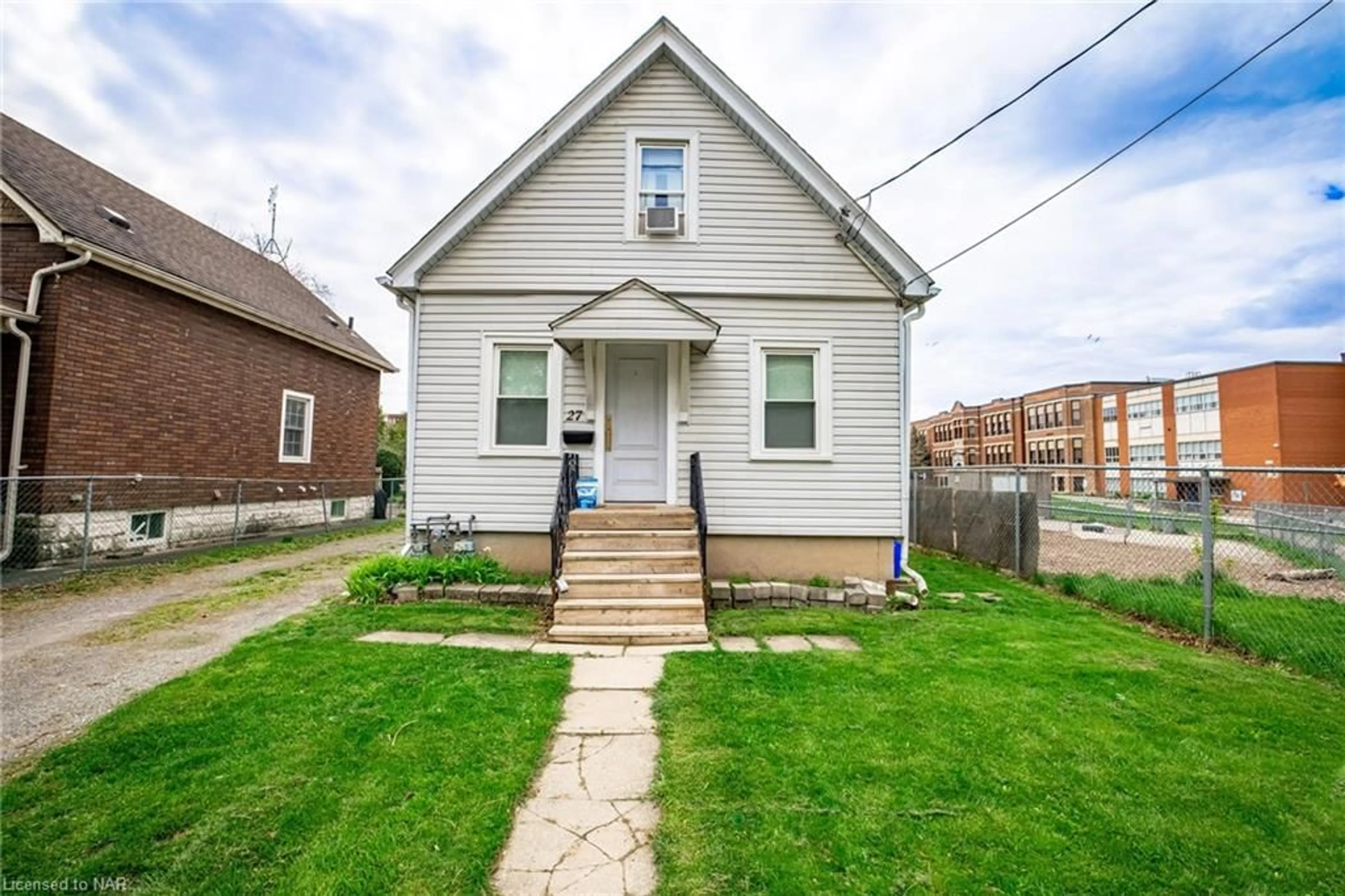 Frontside or backside of a home, cottage for 27 Ida St, St. Catharines Ontario L2R 3X2