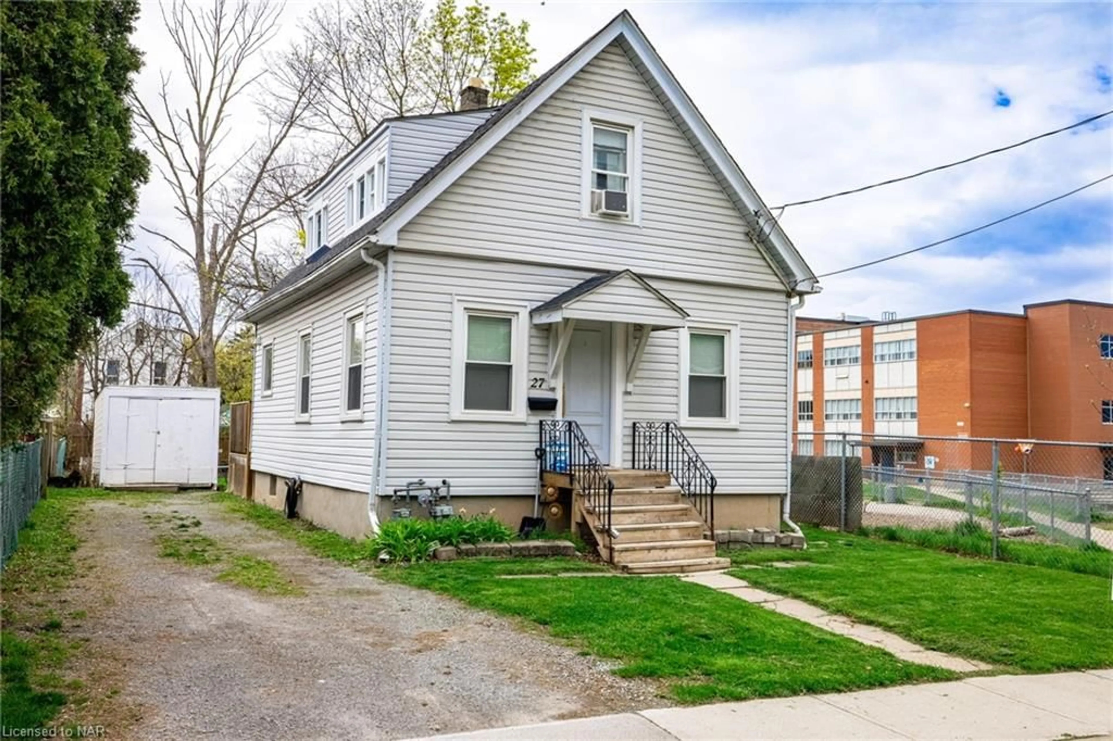 Frontside or backside of a home, cottage for 27 Ida St, St. Catharines Ontario L2R 3X2