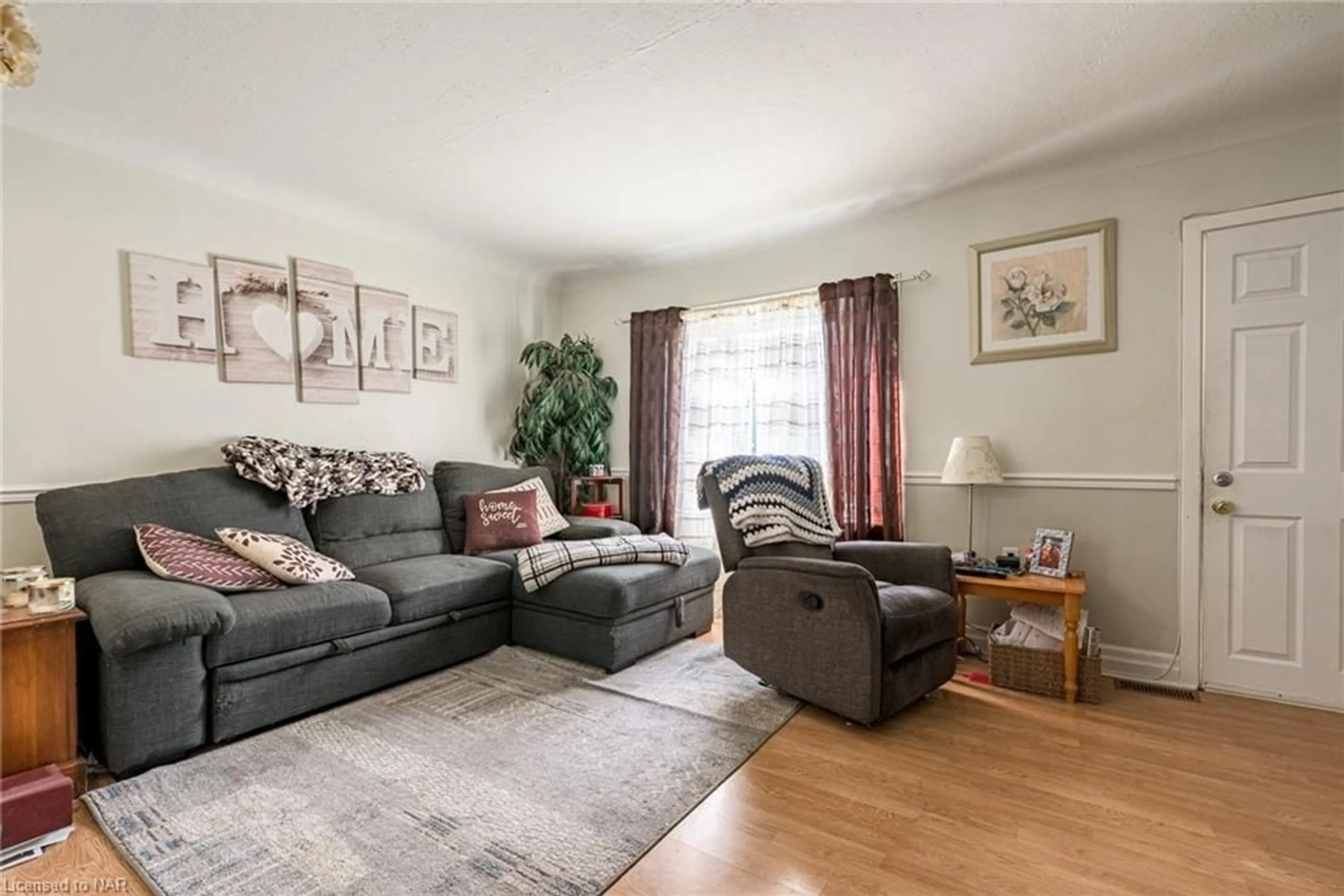 Living room, wood floors for 17 Mccalla Dr, St. Catharines Ontario L2N 1A1