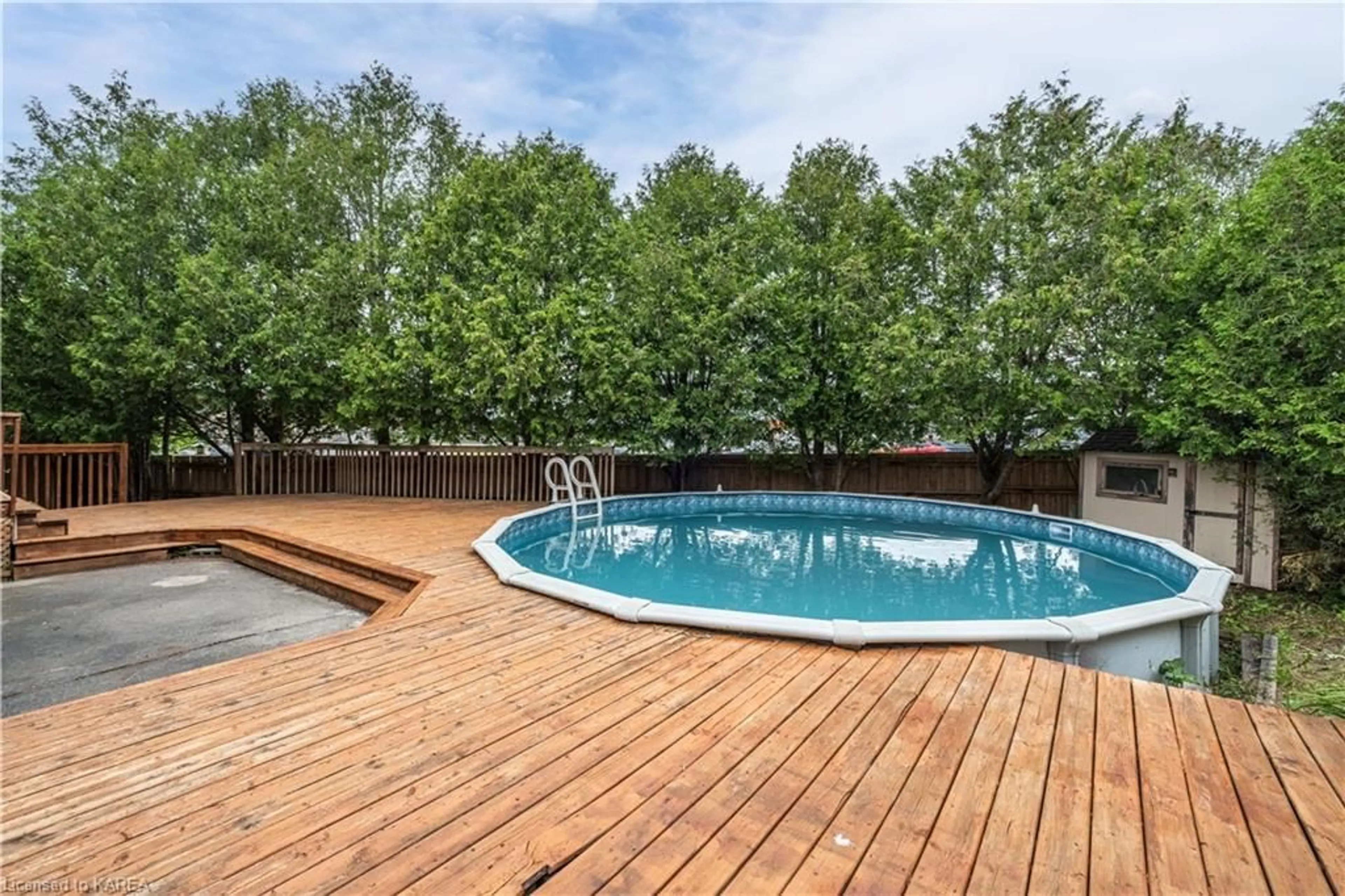 Indoor or outdoor pool for 33 Balmoral Crt, Kingston Ontario K7M 7T2