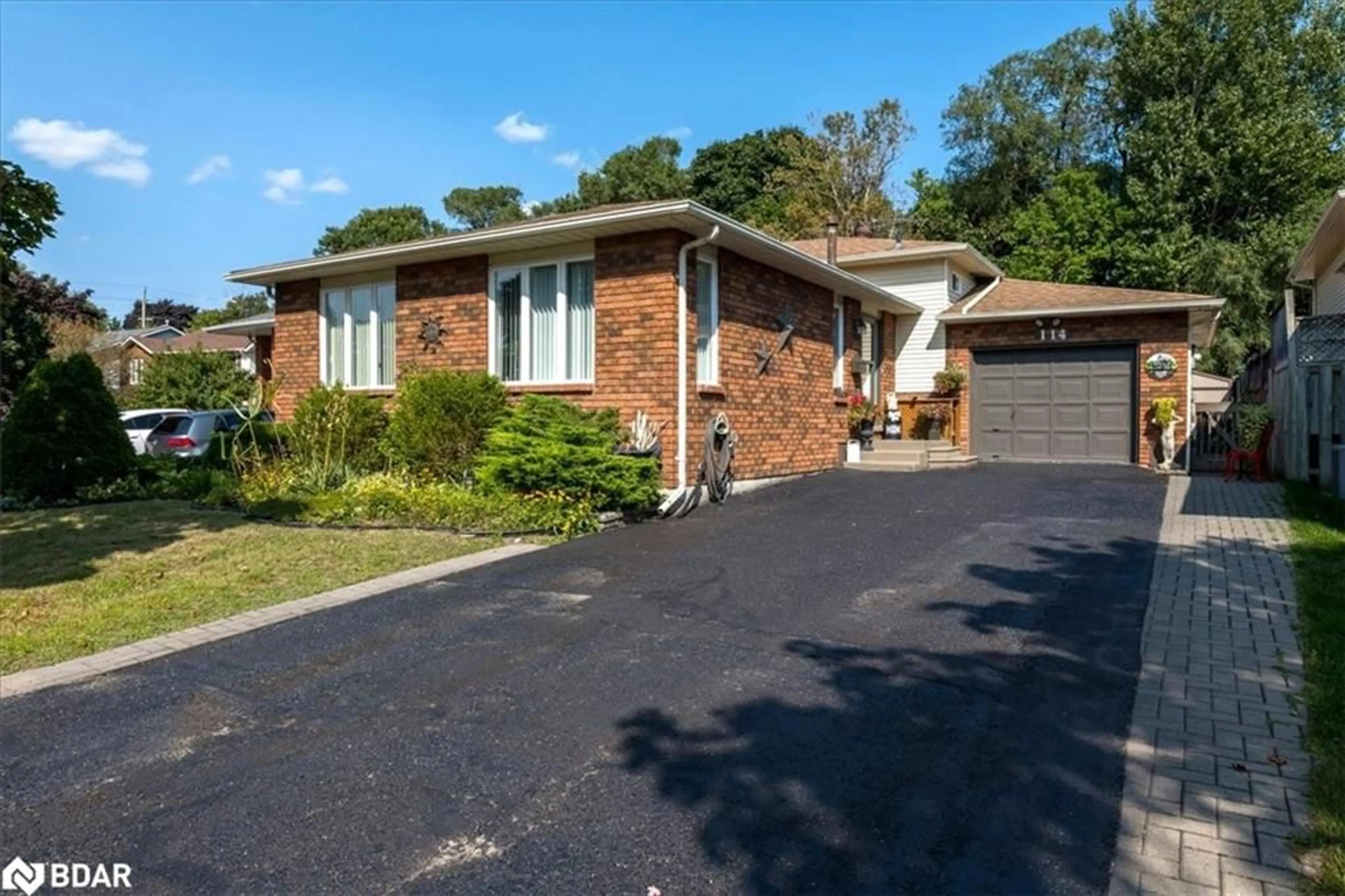 Frontside or backside of a home, the street view for 114 Chieftain Cres, Barrie Ontario L4N 6J3