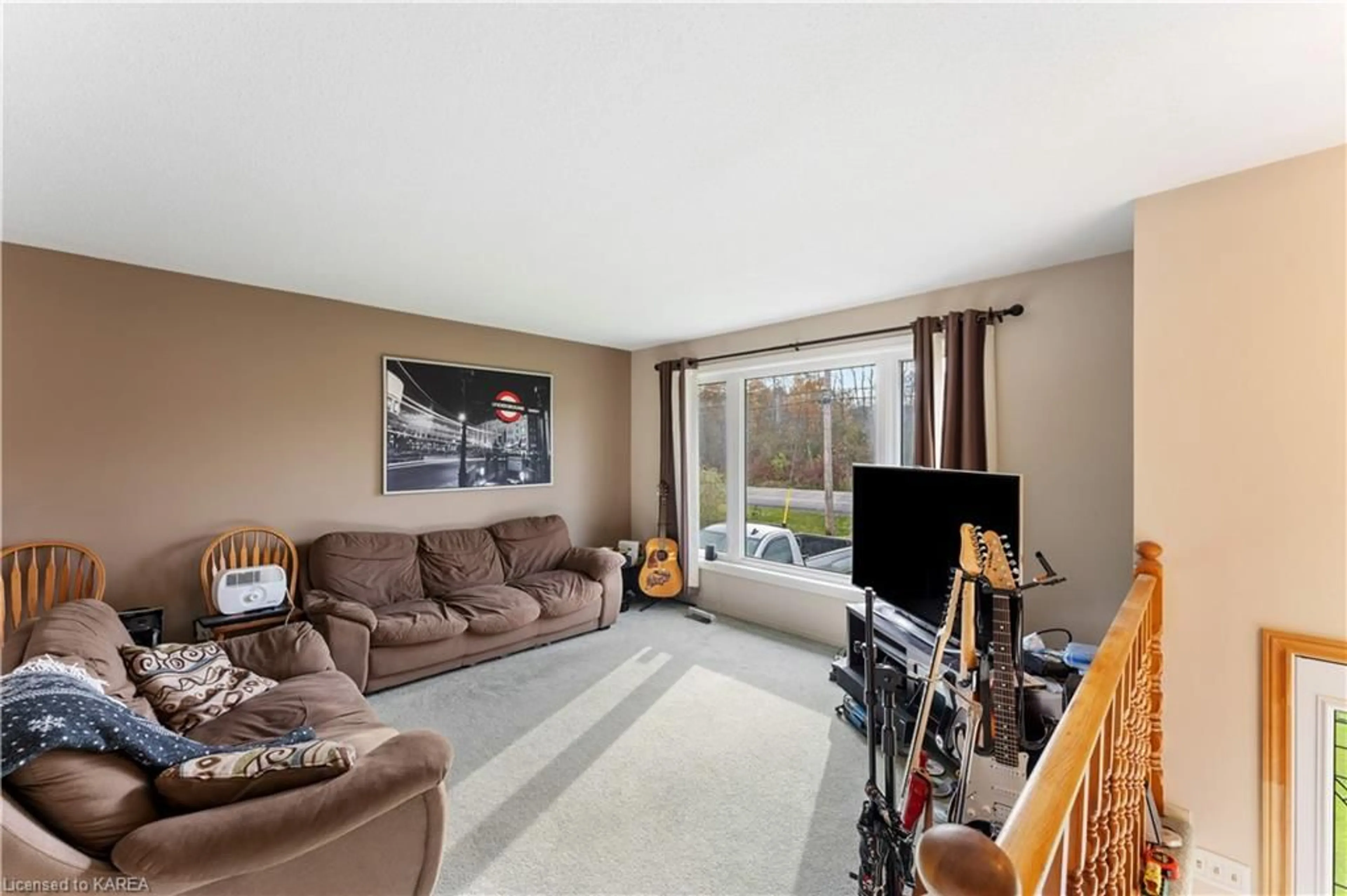 Living room, carpet floors for 2354 Wallbridge-Loyalist Rd, Quinte West Ontario K0K 2B0