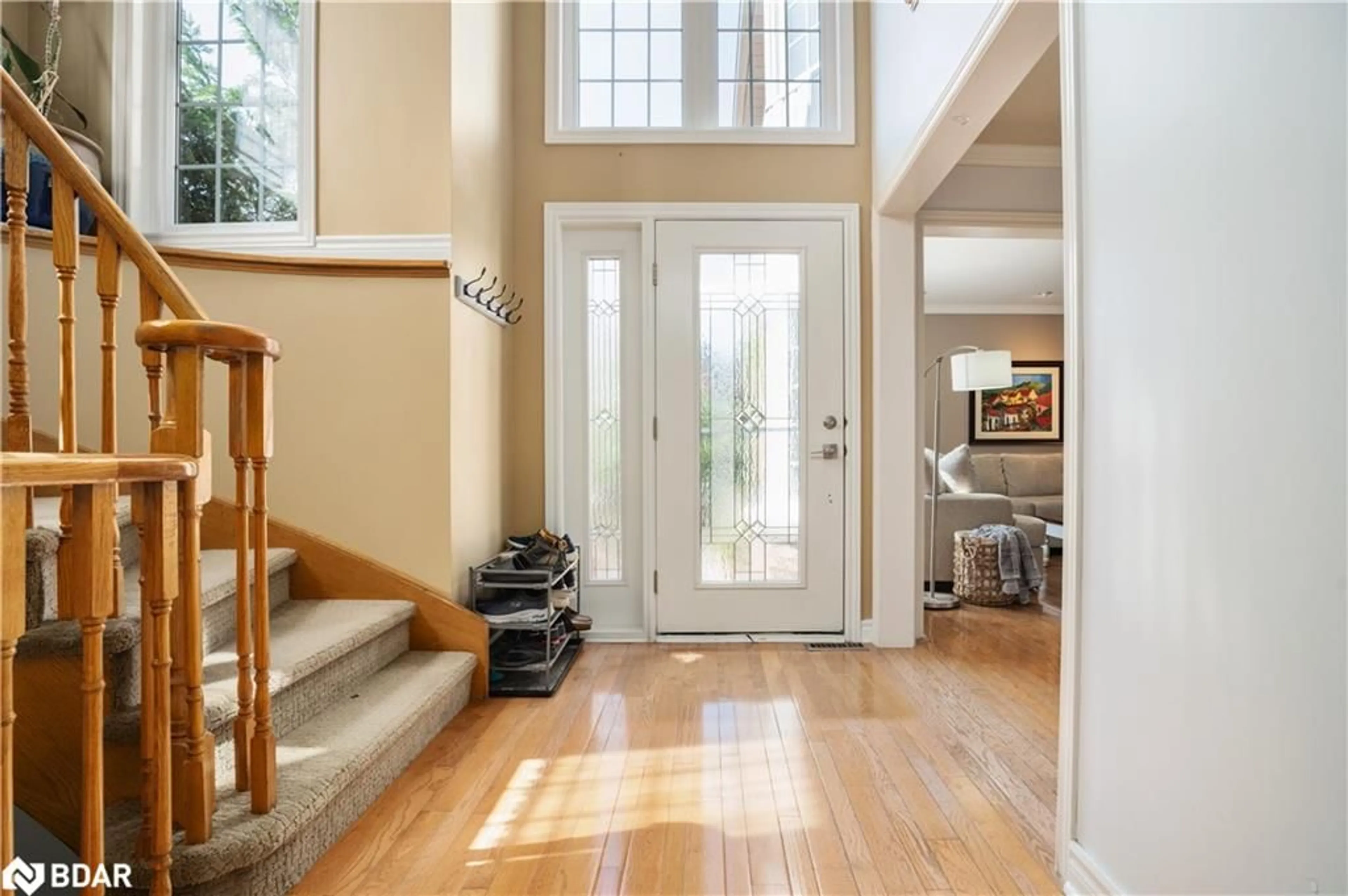 Indoor entryway, wood floors for 19 Grand Forest Dr, Barrie Ontario L4N 7E7